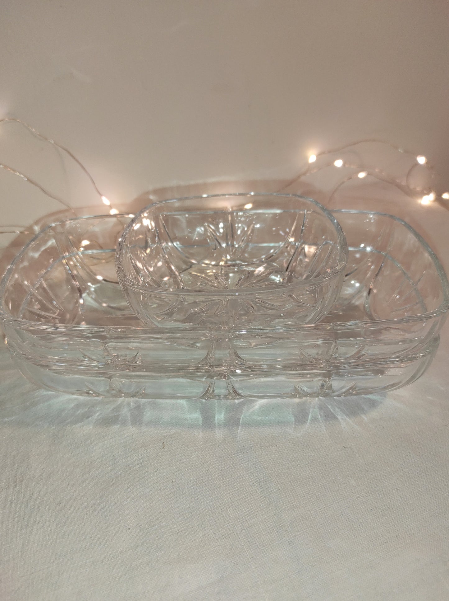 Set de 3 ramequins en verre taillé années 60. Ce set vintage de 3 ramequins des années 60 en verre taillé rendra encore plus chic vos apéritifs ou vos hors d'œuvres. Le set est composé de 2 ramequins rectangulaires et 1 ramequin carré, les motifs sont en reliefs. A noter : en très bon état malgré un léger éclat sur le bord interieur d'un ramequin rectangulaire (voir photo).