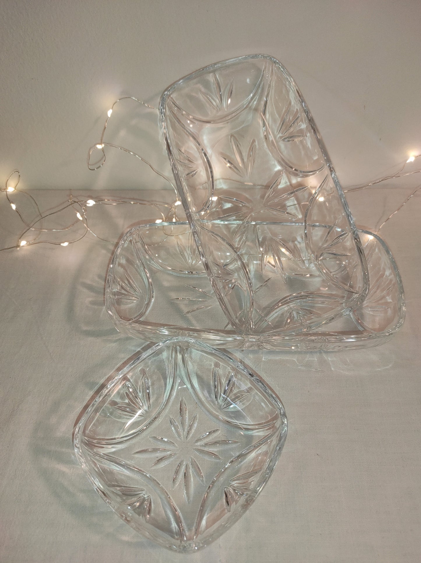Ce set vintage de 3 ramequins des années 60 en verre taillé rendra encore plus chic vos apéritifs ou vos hors d'œuvres. Le set est composé de 2 ramequins rectangulaires et 1 ramequin carré, les motifs sont en reliefs. A noter : en très bon état malgré un léger éclat sur le bord interieur d'un ramequin rectangulaire (voir photo).