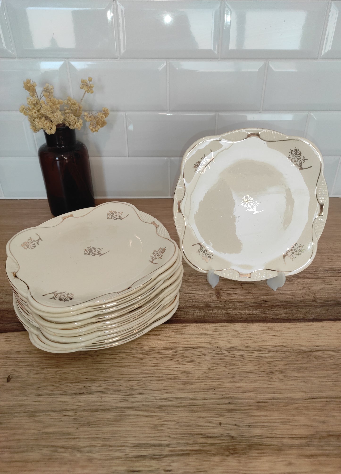 Set de 11 anciennes assiettes à dessert en faïence MOULIN DES LOUPS-HAMAGE. Ce joli set de 11 assiettes à dessert aux fleurs et liseré doré de la faïencerie MOULIN DES LOUPS aiguillera à merveille vos desserts de fêtes ou pour vos desserts de tous les jours ! Datant des années 30/40 elles en ont vu passer des desserts alors il y a forcement quelques traces du temps sur certaines assiettes !