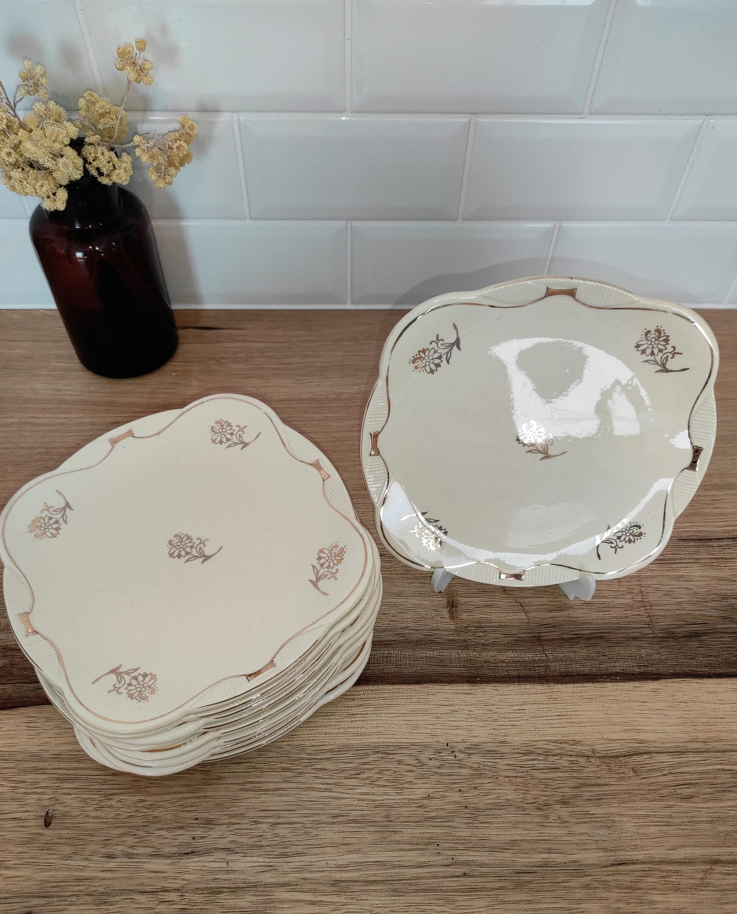 Set de 11 anciennes assiettes à dessert en faïence MOULIN DES LOUPS-HAMAGE. Ce joli set de 11 assiettes à dessert aux fleurs et liseré doré de la faïencerie MOULIN DES LOUPS aiguillera à merveille vos desserts de fêtes ou pour vos desserts de tous les jours ! Datant des années 30/40 elles en ont vu passer des desserts alors il y a forcement quelques traces du temps sur certaines assiettes !