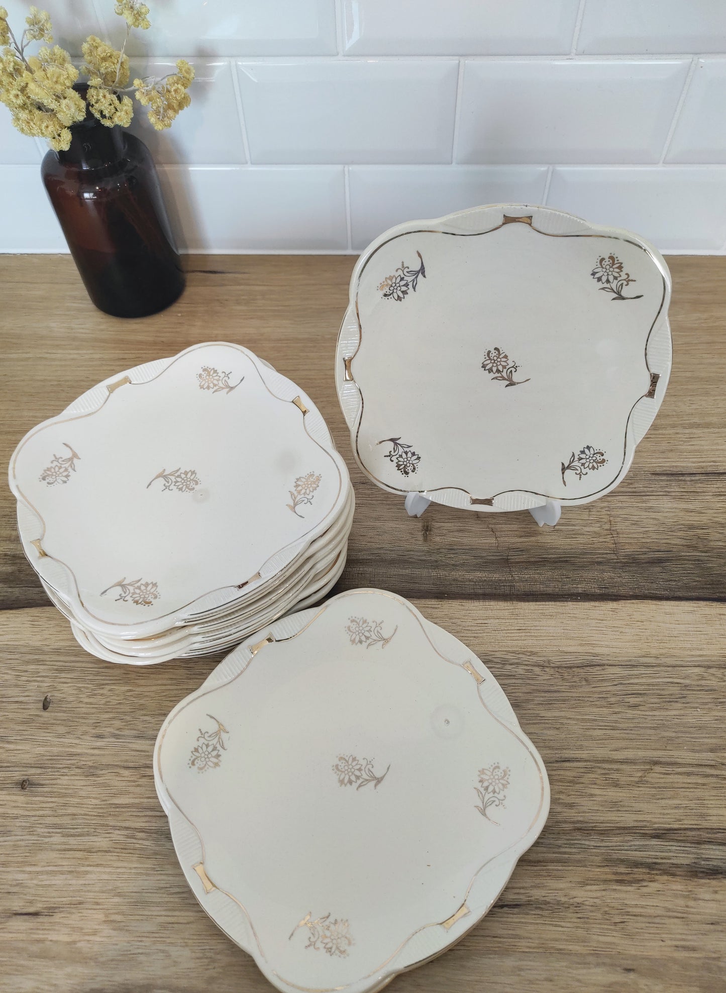 Set de 11 anciennes assiettes à dessert en faïence MOULIN DES LOUPS-HAMAGE.Ce joli set de 11 assiettes à dessert aux fleurs et liseré doré de la faïencerie MOULIN DES LOUPS aiguillera à merveille vos desserts de fêtes ou pour vos desserts de tous les jours ! Datant des années 30/40 elles en ont vu passer des desserts alors il y a forcement quelques traces du temps sur certaines assiettes !
