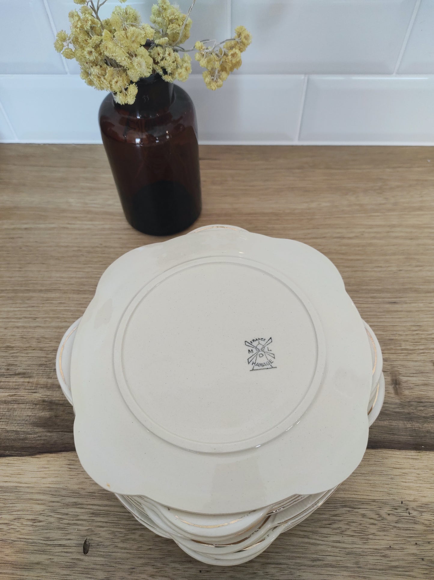 Set de 11 anciennes assiettes à dessert en faïence MOULIN DES LOUPS-HAMAGE. Ce joli set de 11 assiettes à dessert aux fleurs et liseré doré de la faïencerie MOULIN DES LOUPS aiguillera à merveille vos desserts de fêtes ou pour vos desserts de tous les jours ! Datant des années 30/40 elles en ont vu passer des desserts alors il y a forcement quelques traces du temps sur certaines assiettes !