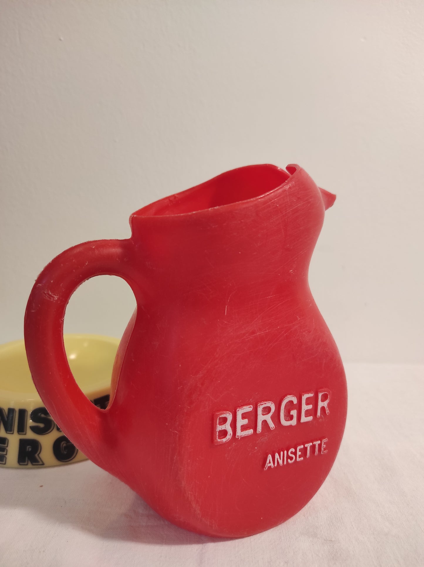 Ancien pichet publicitaire Berger Anisette en plastique rouge. Pour servir votre petite anisette ou simplement en déco, ancien pichet publicitaire Berger Anisette en plastique rouge made in France