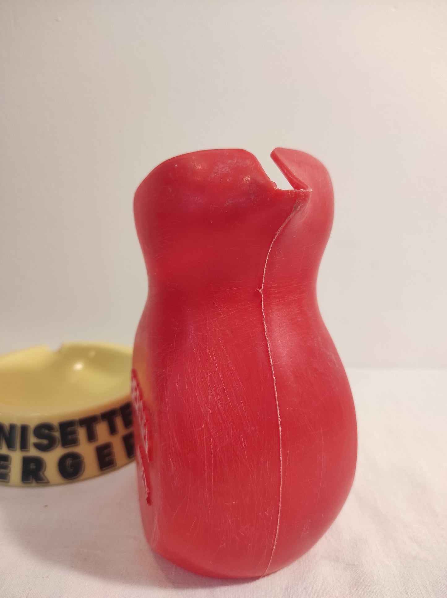 Ancien pichet publicitaire Berger Anisette en plastique rouge. Pour servir votre petite anisette ou simplement en déco, ancien pichet publicitaire Berger Anisette en plastique rouge made in France
