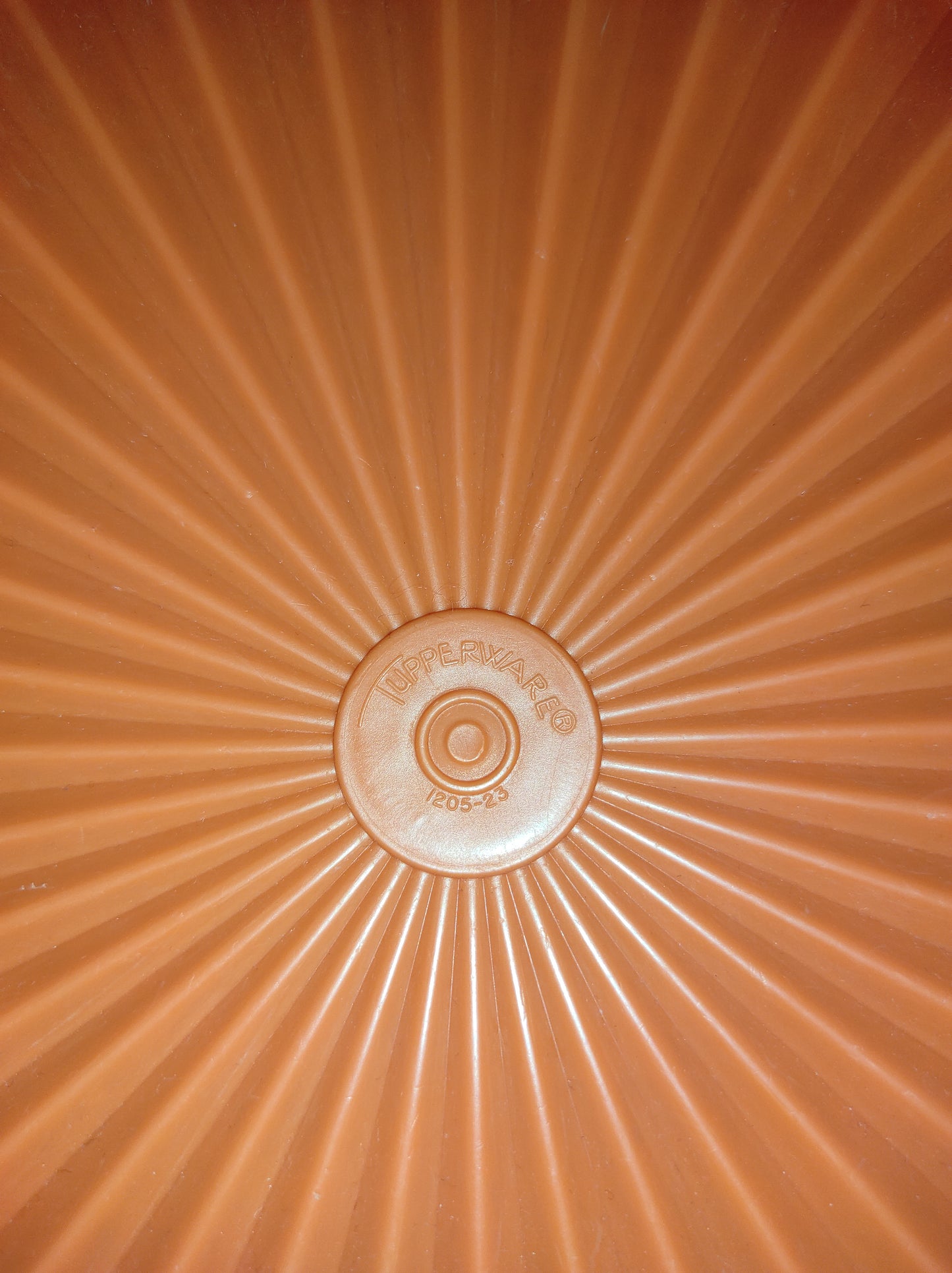 Boite TUPPERWARE soleil orange des années 80. Avec son couvercle en forme de soleil, vous n'aurez qu'à appuyer au milieu pour la fermer. En très bon état, made in France.