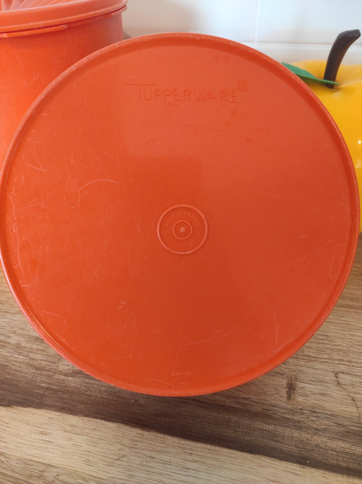 Boite TUPPERWARE soleil orange vintage. Boite TUPPERWARE soleil orange des années 80. Avec son couvercle en forme de soleil, vous n'aurez qu'à appuyer au milieu pour la fermer. En très bon état, made in France.
