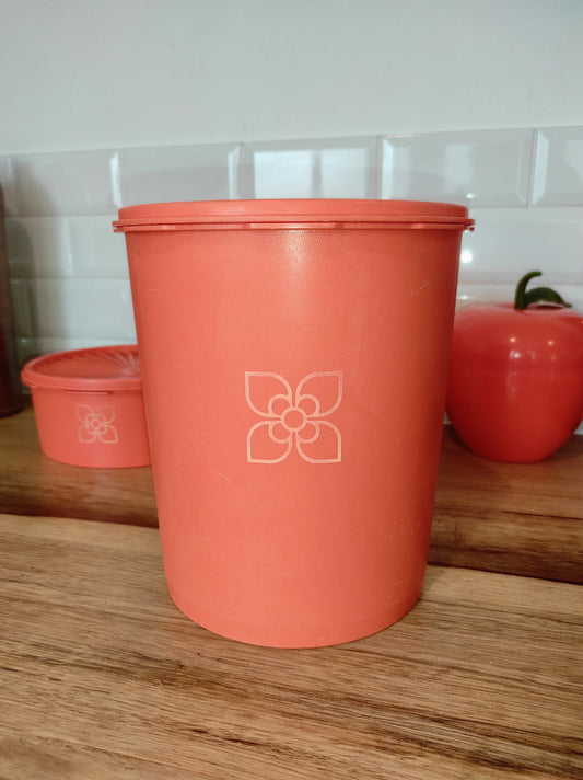Grande boite TUPPERWARE soleil orange vintage. Boite TUPPERWARE soleil orange des années 80. Avec son couvercle plissé comme un soleil, vous n'aurez qu'à appuyer au milieu pour la fermer. En très bon état, made in France.