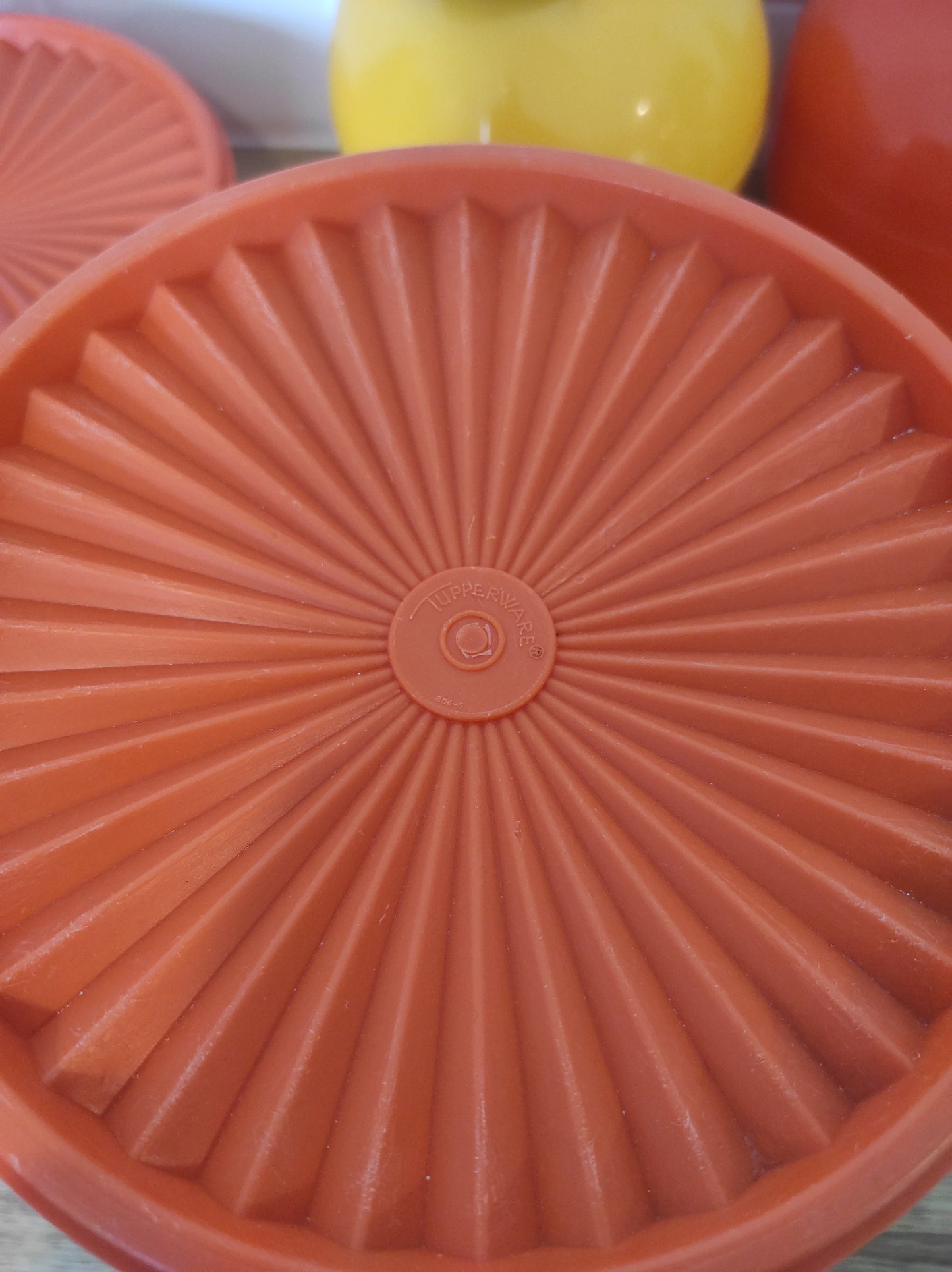 Grande boite TUPPERWARE soleil orange vintage. Boite TUPPERWARE soleil orange des années 80. Avec son couvercle plissé comme un soleil, vous n'aurez qu'à appuyer au milieu pour la fermer. En très bon état, made in France.