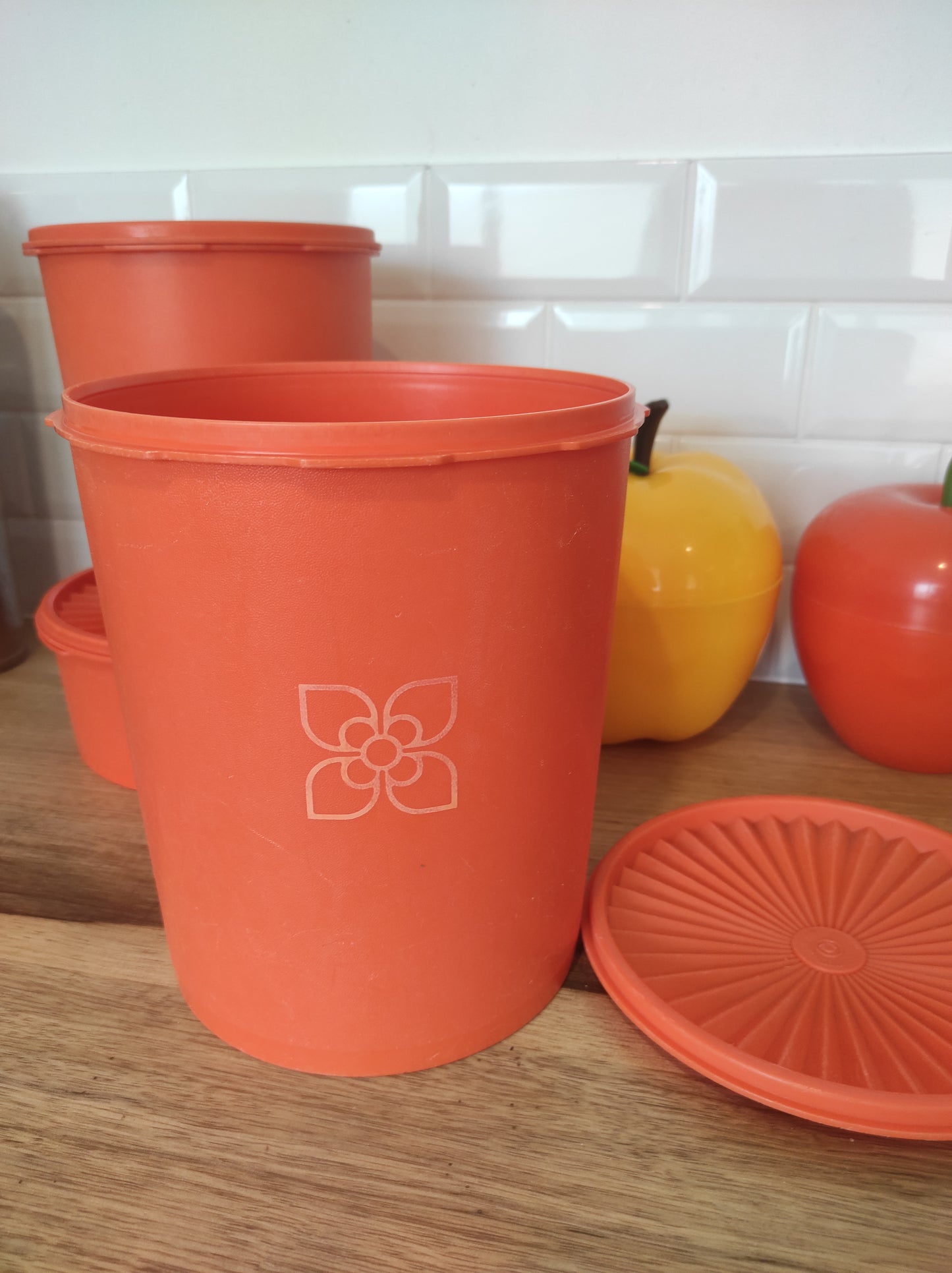 Grande boite TUPPERWARE soleil orange vintage. Boite TUPPERWARE soleil orange des années 80. Avec son couvercle plissé comme un soleil, vous n'aurez qu'à appuyer au milieu pour la fermer. En très bon état, made in France.