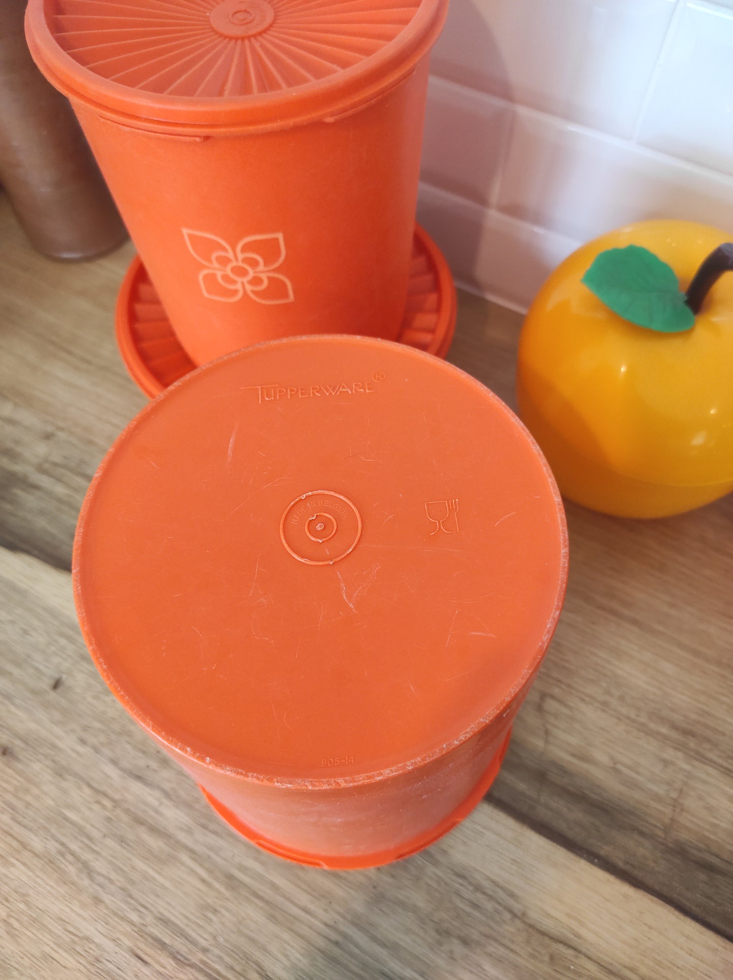 Grande boite TUPPERWARE soleil orange vintage. Boite TUPPERWARE soleil orange des années 80. Avec son couvercle plissé comme un soleil, vous n'aurez qu'à appuyer au milieu pour la fermer. En très bon état, made in France.