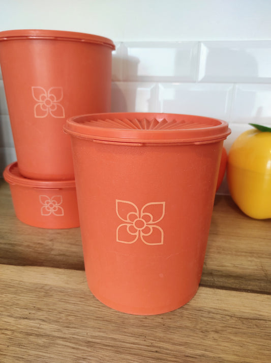 Boite TUPPERWARE soleil orange vintage. Boite TUPPERWARE soleil orange des années 80. Avec son couvercle plissé comme un soleil, vous n'aurez qu'à appuyer au milieu pour la fermer. En très bon état, made in France.