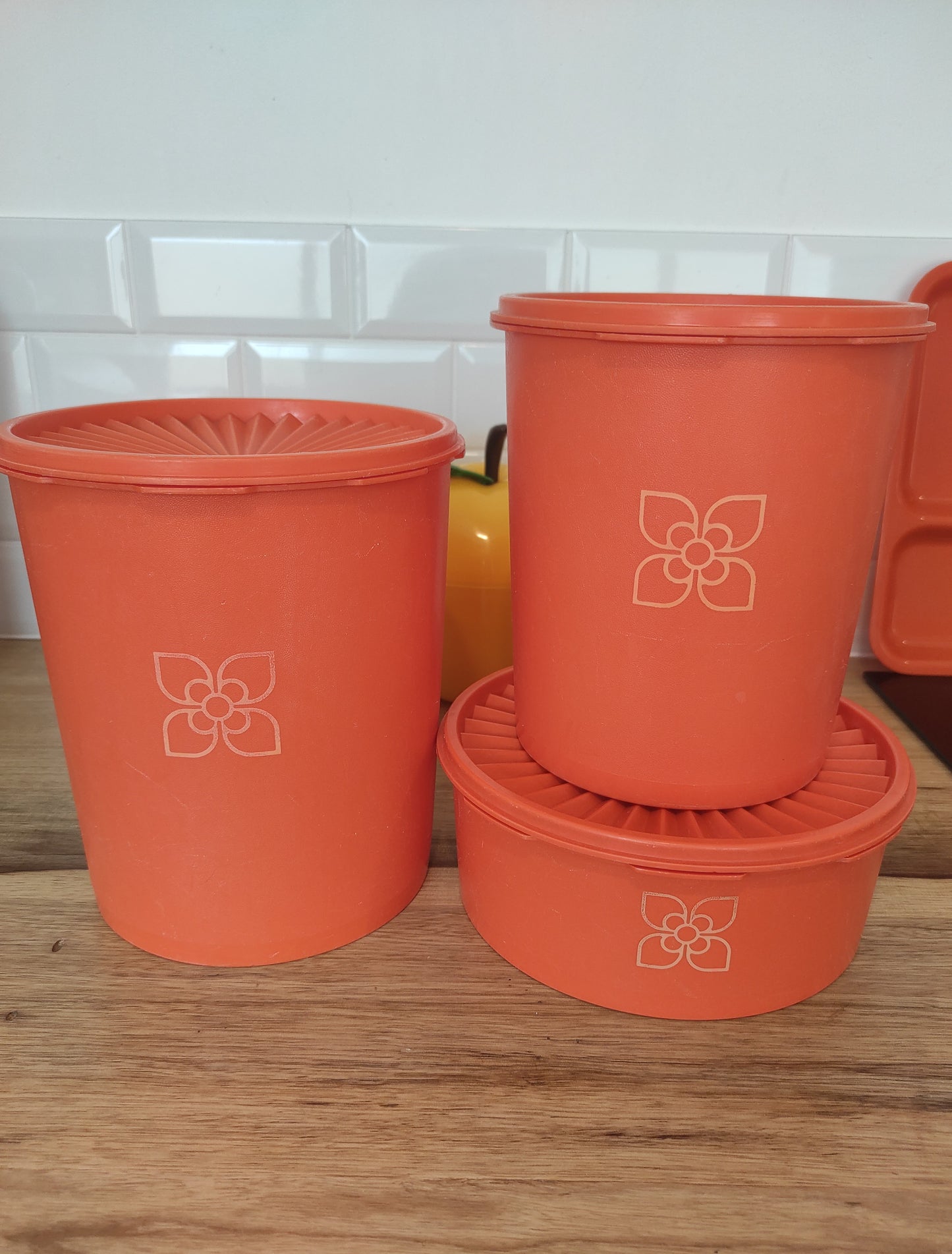 Boite TUPPERWARE soleil orange vintage. Boite TUPPERWARE soleil orange des années 80. Avec son couvercle plissé comme un soleil, vous n'aurez qu'à appuyer au milieu pour la fermer. En très bon état, made in France.