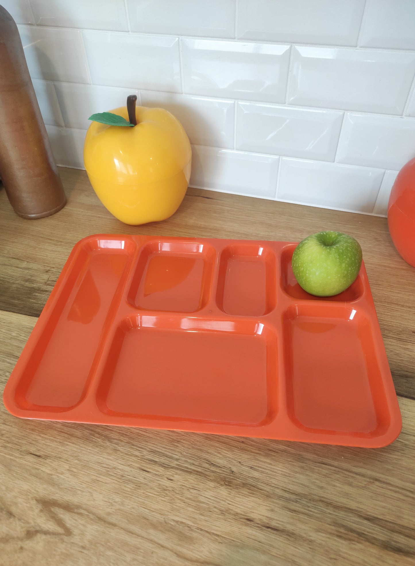 Plateau repas vintage à compartiments orange ou marron.