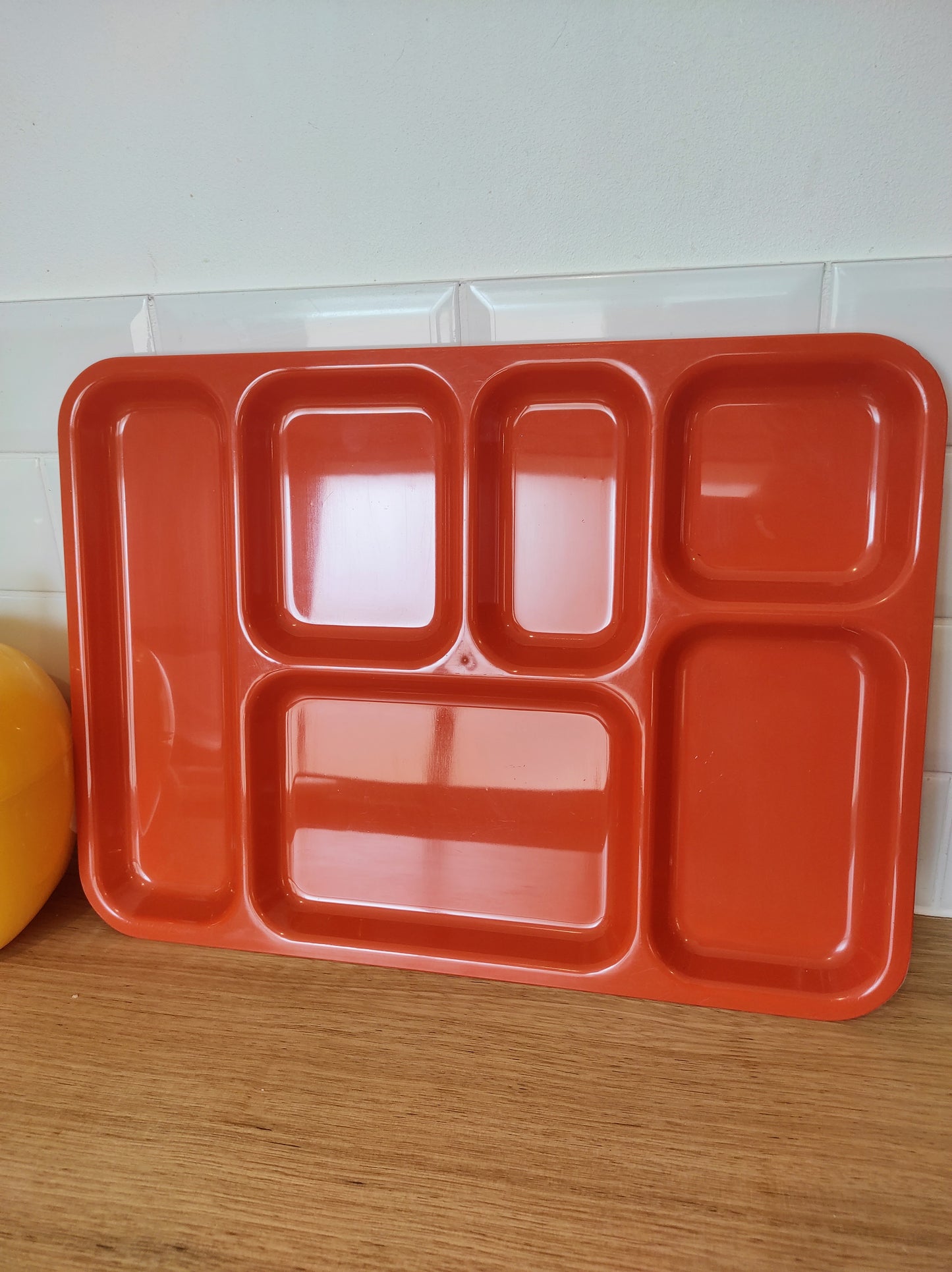 Plateau repas vintage à compartiments orange ou marron.