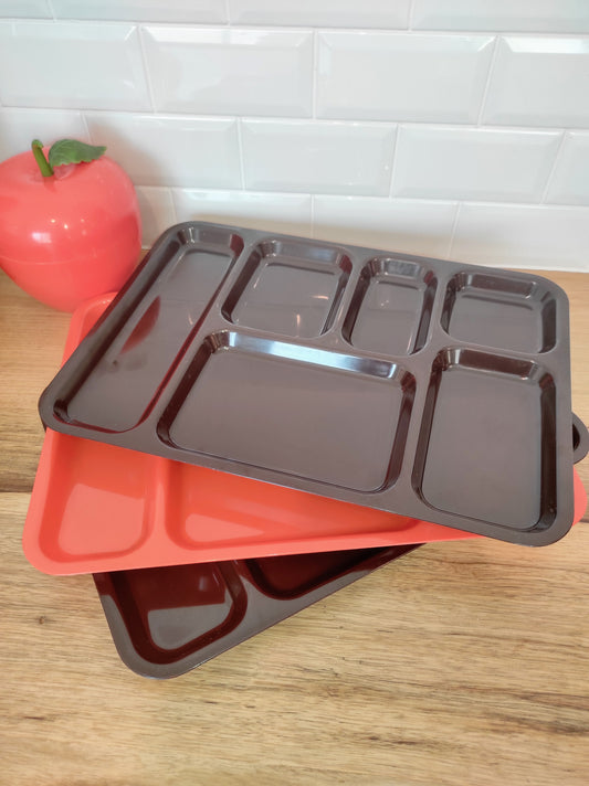 Plateau repas vintage à compartiments orange ou marron.