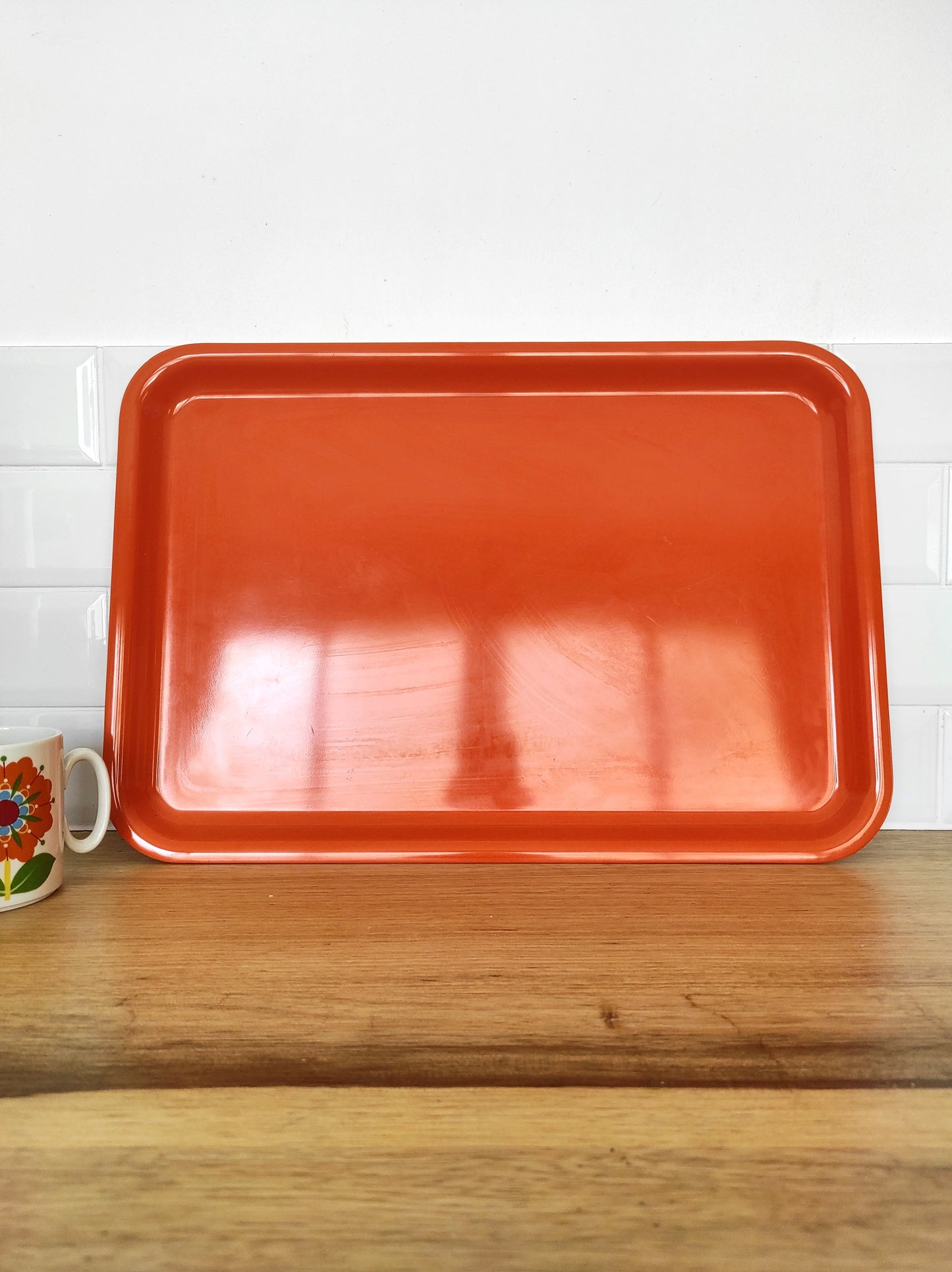 Grand plateau orange vintage. Grand plateau en plastique orange des années 70. On aime sa sobriété et sa belle couleur orange qui donnera une touche de peps dans votre cuisine.