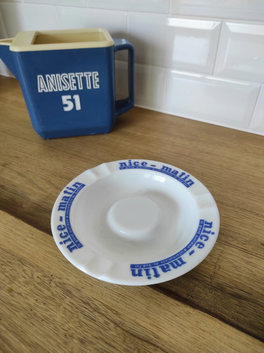 Ancien cendrier publicitaire du journal Nice Matin. "Le grand quotidien d'informations du Sud Est" qu'ils disaient ! Ancien cendrier publicitaire Nice Matin en opaline blanche et bleue. Made in France, en très bon état.