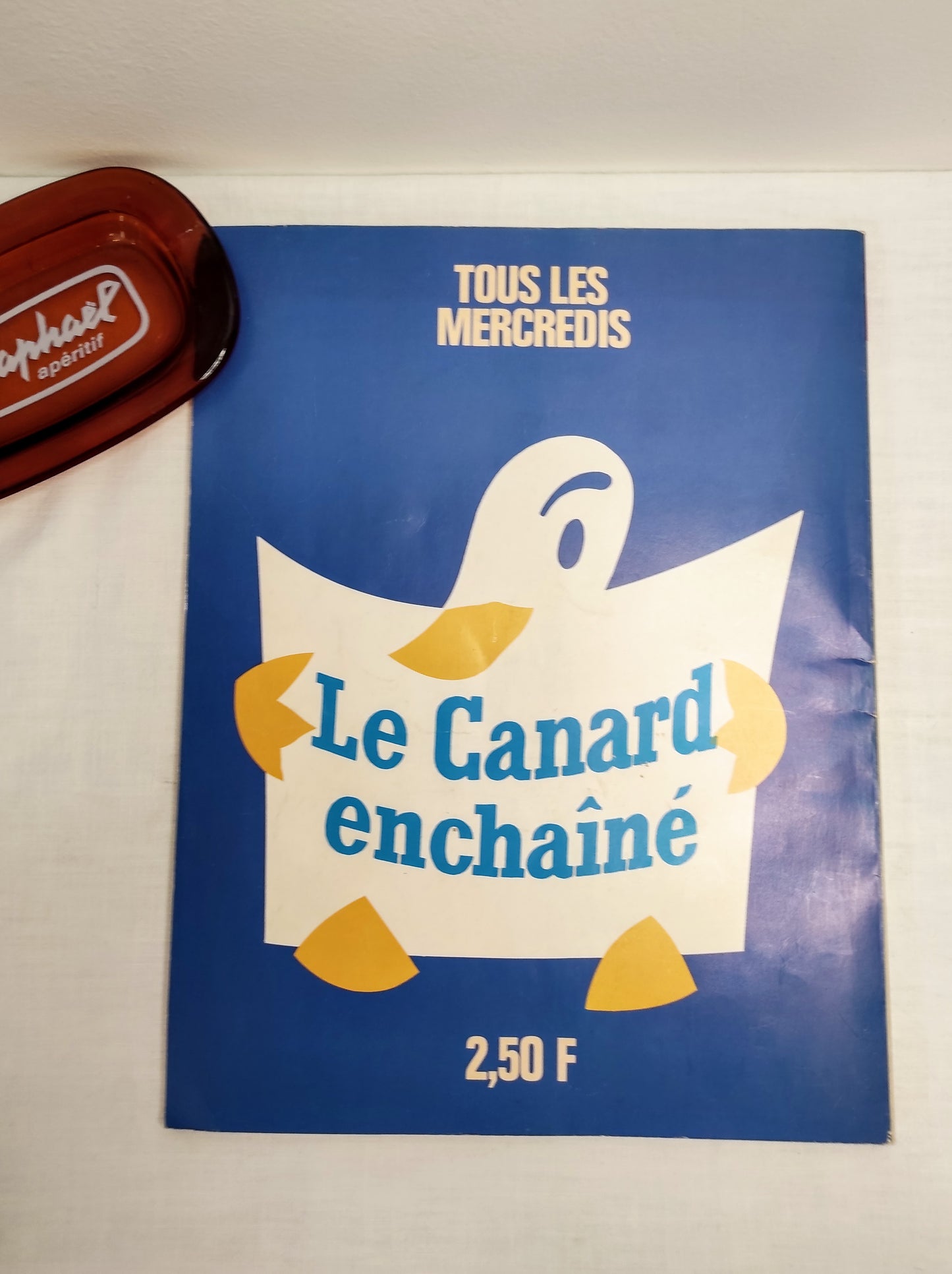 Ancien magazine les dossiers du Canard enchaîné n°1 : Giscard : La monarchie contrariée de 1981. Voici la première publication de l'ancien magazine "Les dossiers du Canard enchaîné : "Giscard : La monarchie contrariée" datant du mois d'avril 1981. En très bon état. Magazine vintage