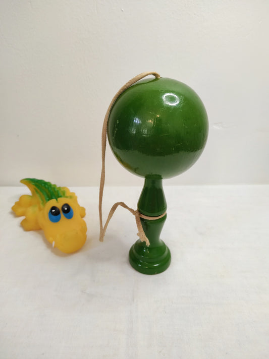 Ancien bilboquet en bois vintage. Ce joli jouet ancien sera parfait en déco sur une étagère ou dans la chambre de votre bambin ! A noter : quelques petites marques sur la boule et petit manque de peinture sur le haut du manche (voir photo)
