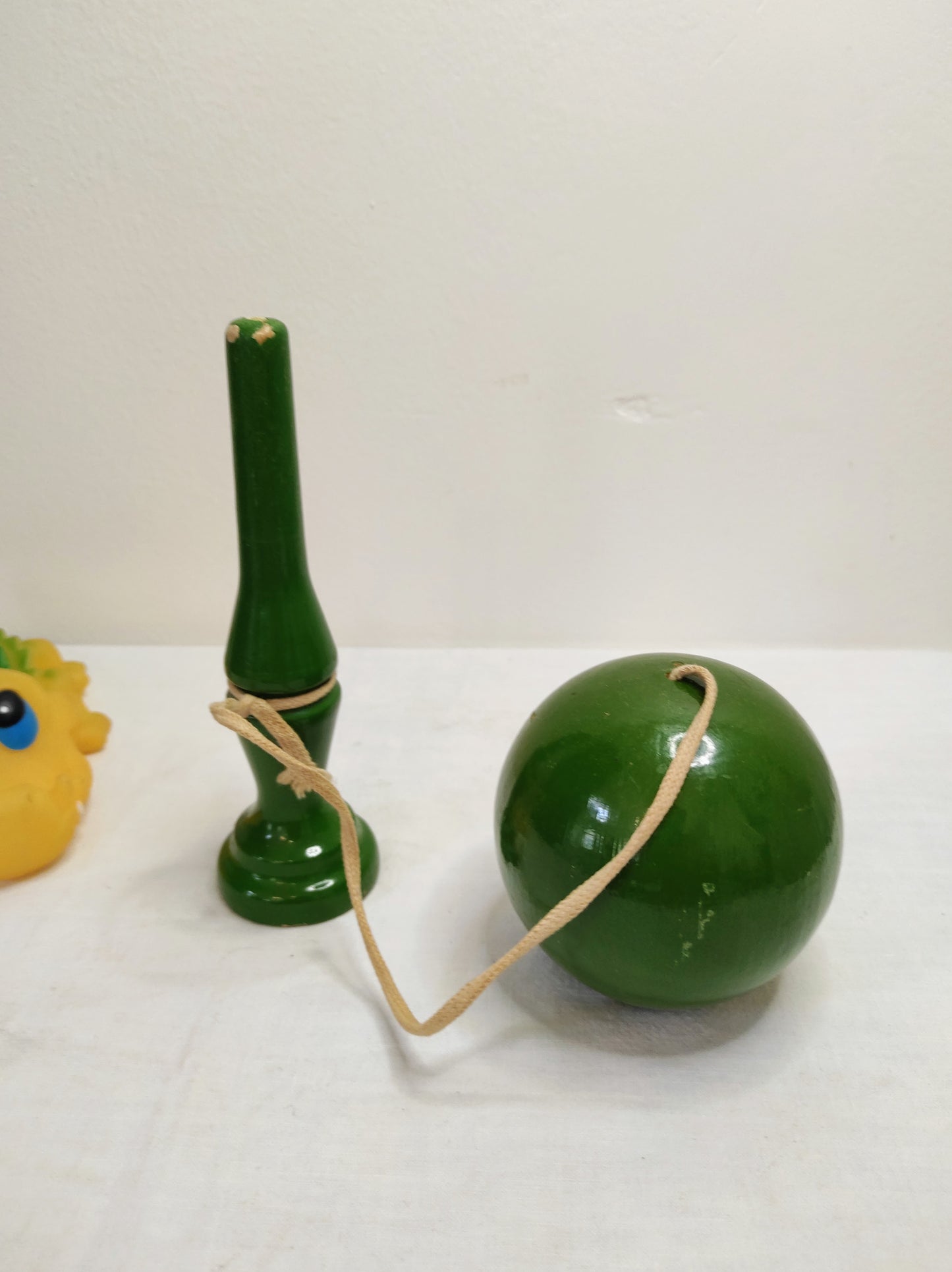 Ancien bilboquet en bois vintage. Ce joli jouet ancien sera parfait en déco sur une étagère ou dans la chambre de votre bambin ! A noter : quelques petites marques sur la boule et petit manque de peinture sur le haut du manche (voir photo)