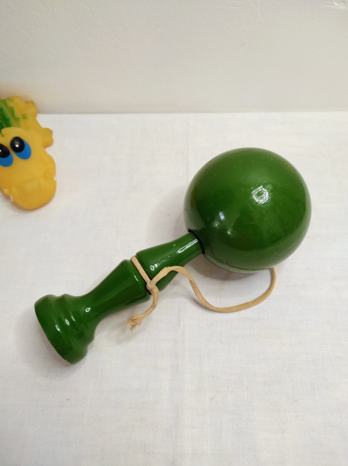 Ancien bilboquet en bois vintage. Ce joli jouet ancien sera parfait en déco sur une étagère ou dans la chambre de votre bambin ! A noter : quelques petites marques sur la boule et petit manque de peinture sur le haut du manche (voir photo)