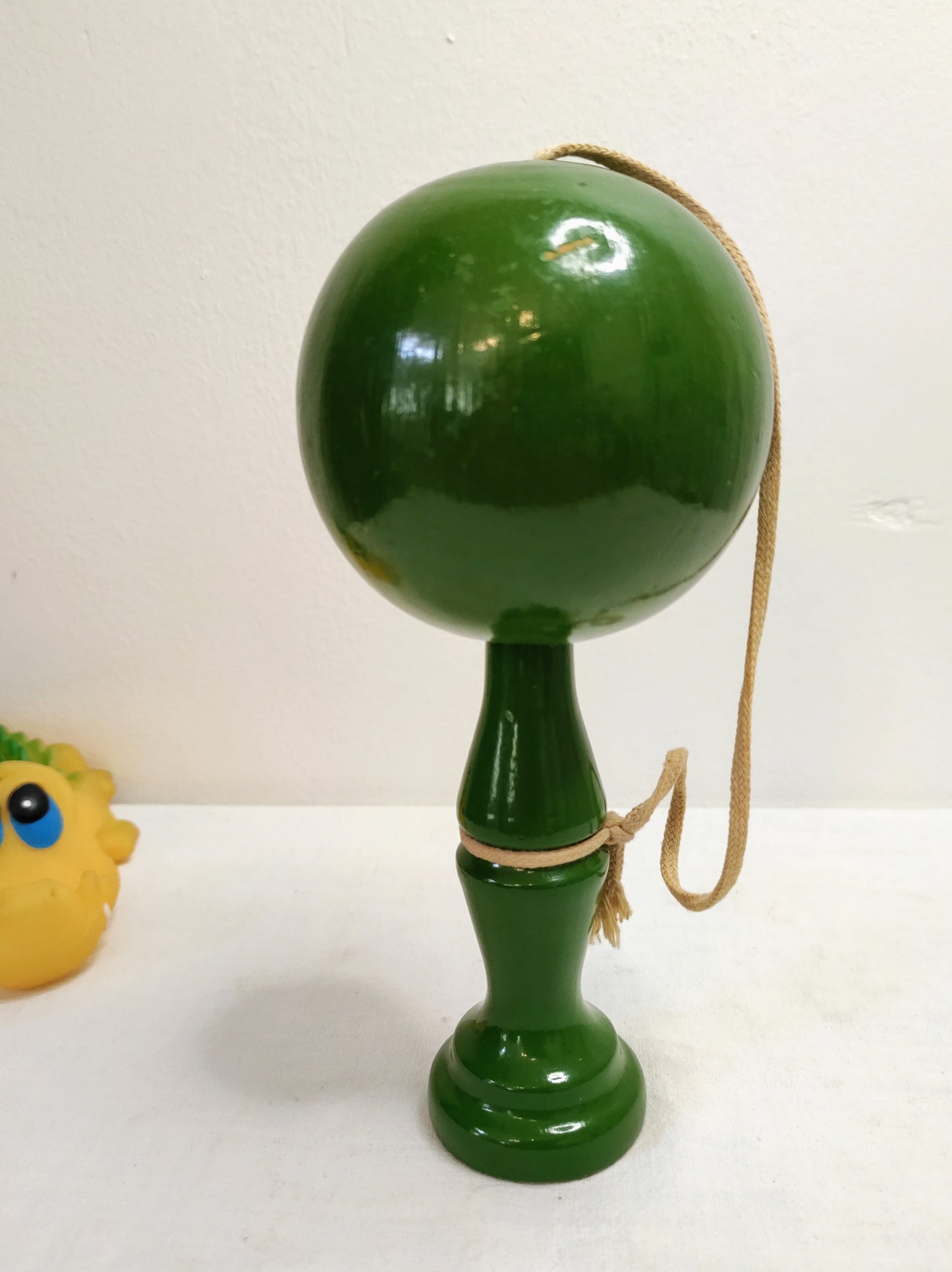 Ancien bilboquet en bois vintage. Ce joli jouet ancien sera parfait en déco sur une étagère ou dans la chambre de votre bambin ! A noter : quelques petites marques sur la boule et petit manque de peinture sur le haut du manche (voir photo)