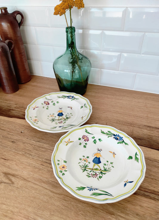 Set de 2 assiettes creuses en faïence de Moustier. Joli set de 2 assiettes creuses en faïence de Moustier dans les tons de verts, jaunes et bleus. Les motifs ont été peints à la main. Made in France , les 2 en très bon état aucun éclat.