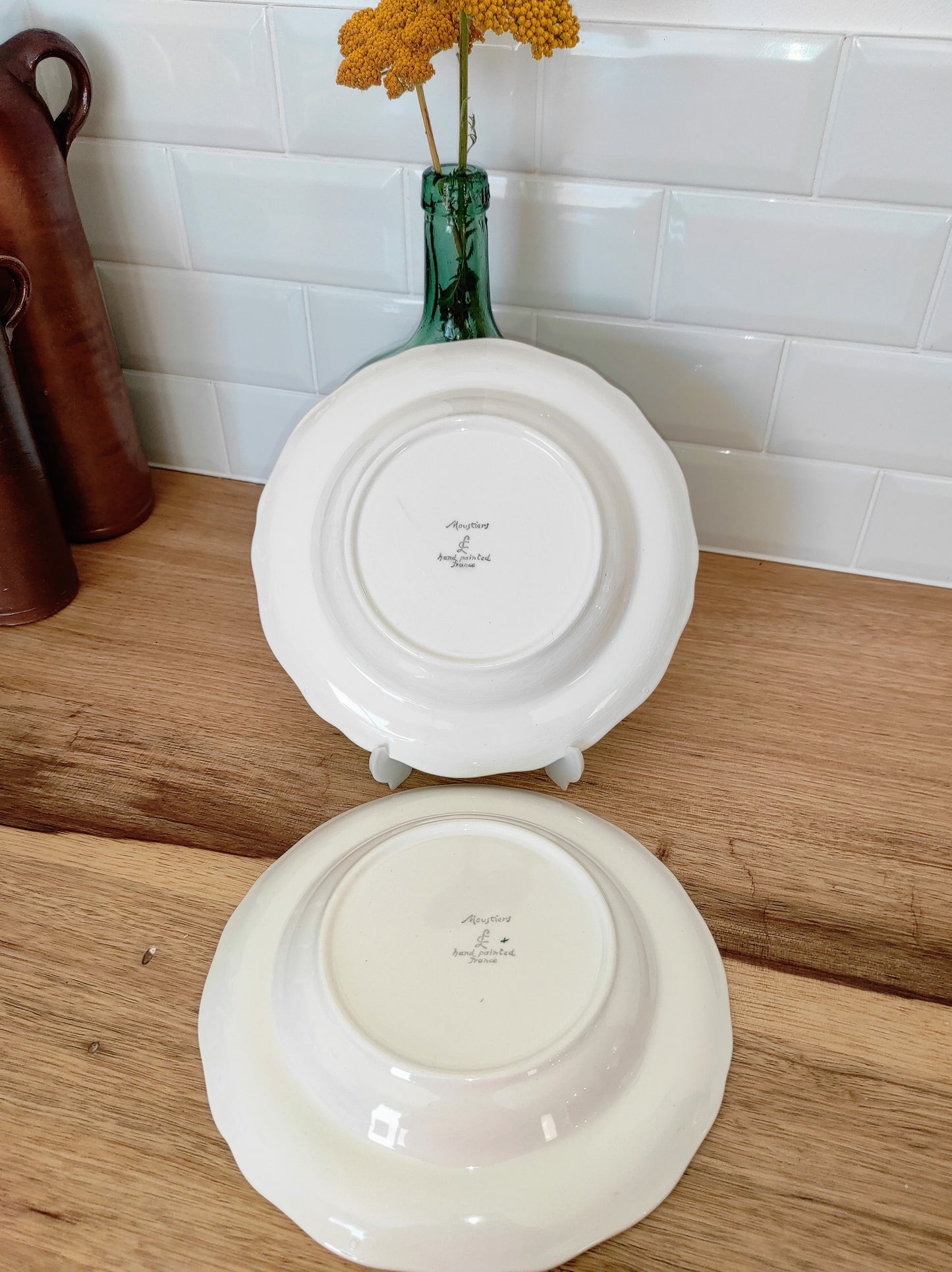 Joli set de 2 assiettes creuses en faïence de Moustier dans les tons de verts, jaunes et bleus. Les motifs ont été peints à la main. Made in France , les 2 en très bon état aucun éclat.