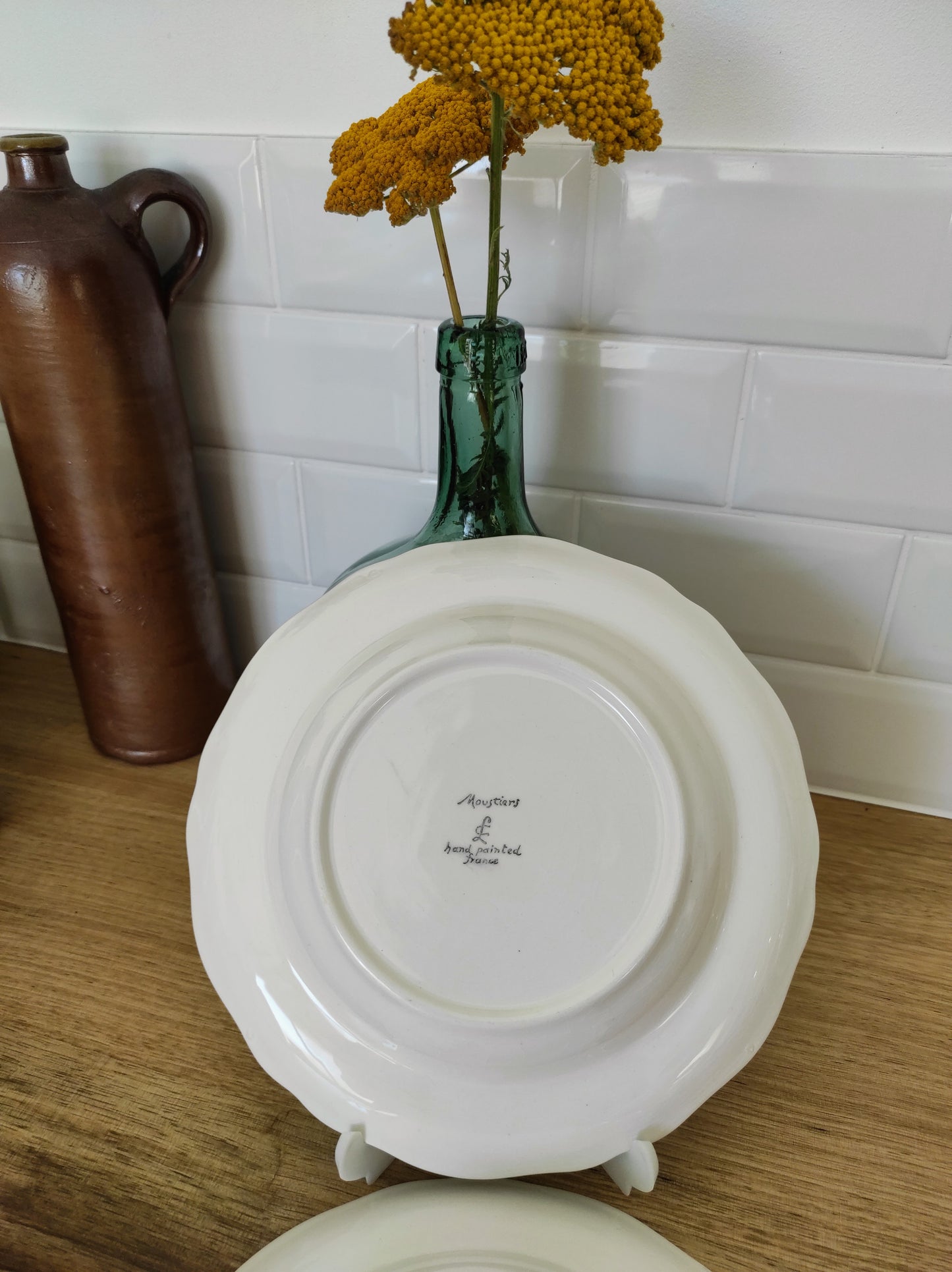 Set de 2 assiettes creuses en faïence de Moustier.