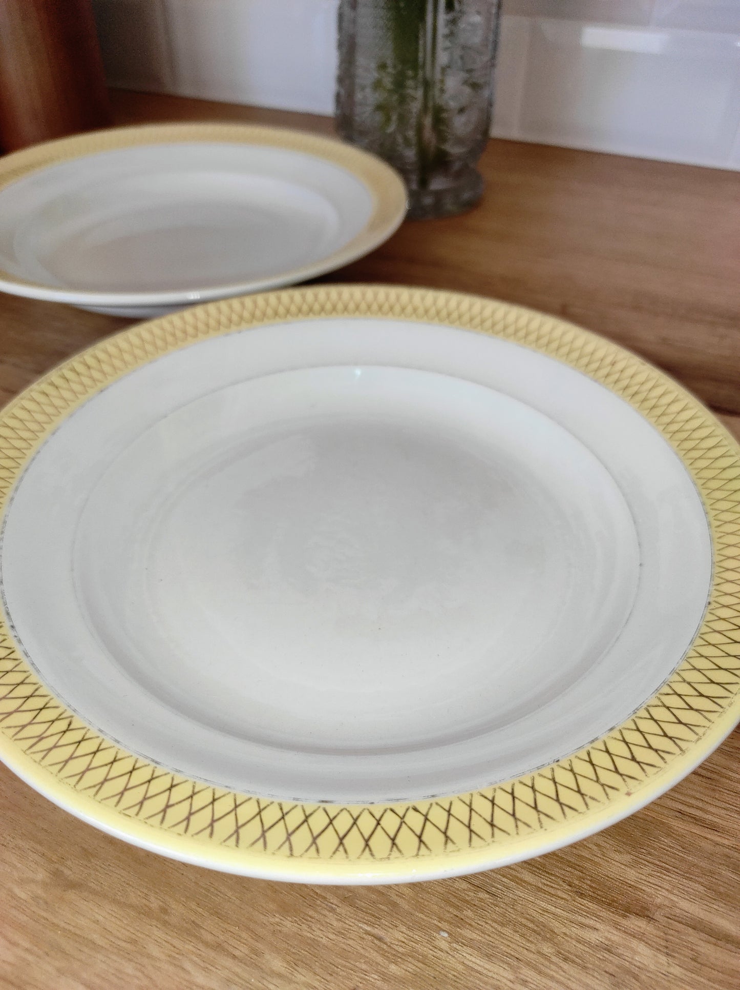 Set de 2 anciennes assiettes creuses en céramique Ceranord St Amand. Ce joli set de 2 assiettes creuses en céramique Ceranord St Amand semi vitrifié modèle Monaco de couleur jaune soleil et aux motifs art déco dorés aiguillera vos soupes cet hiver ! Vinatge Made in France.