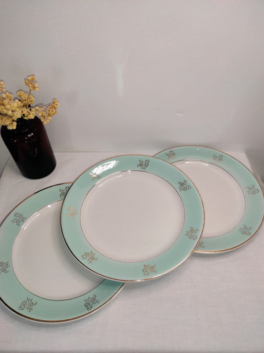 Set de 3 anciennes assiettes plates en demi porcelaine LUNEVILLE KG. Ce joli set de 5 assiettes plates en demi porcelaine Lunéville KG modèle Vendôme de couleur bleu céladon et aux motifs fleuris dorés ajoutera une touche bohême à votre table! Made in France. Assiettes vintage