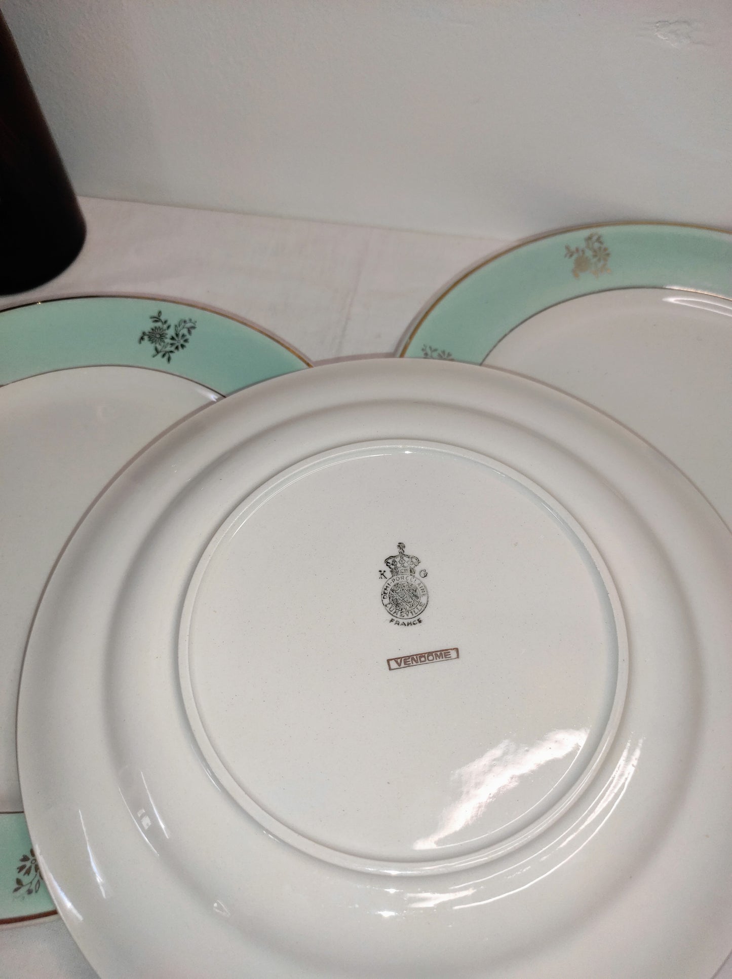 Set de 3 anciennes assiettes plates en demi porcelaine LUNEVILLE KG.