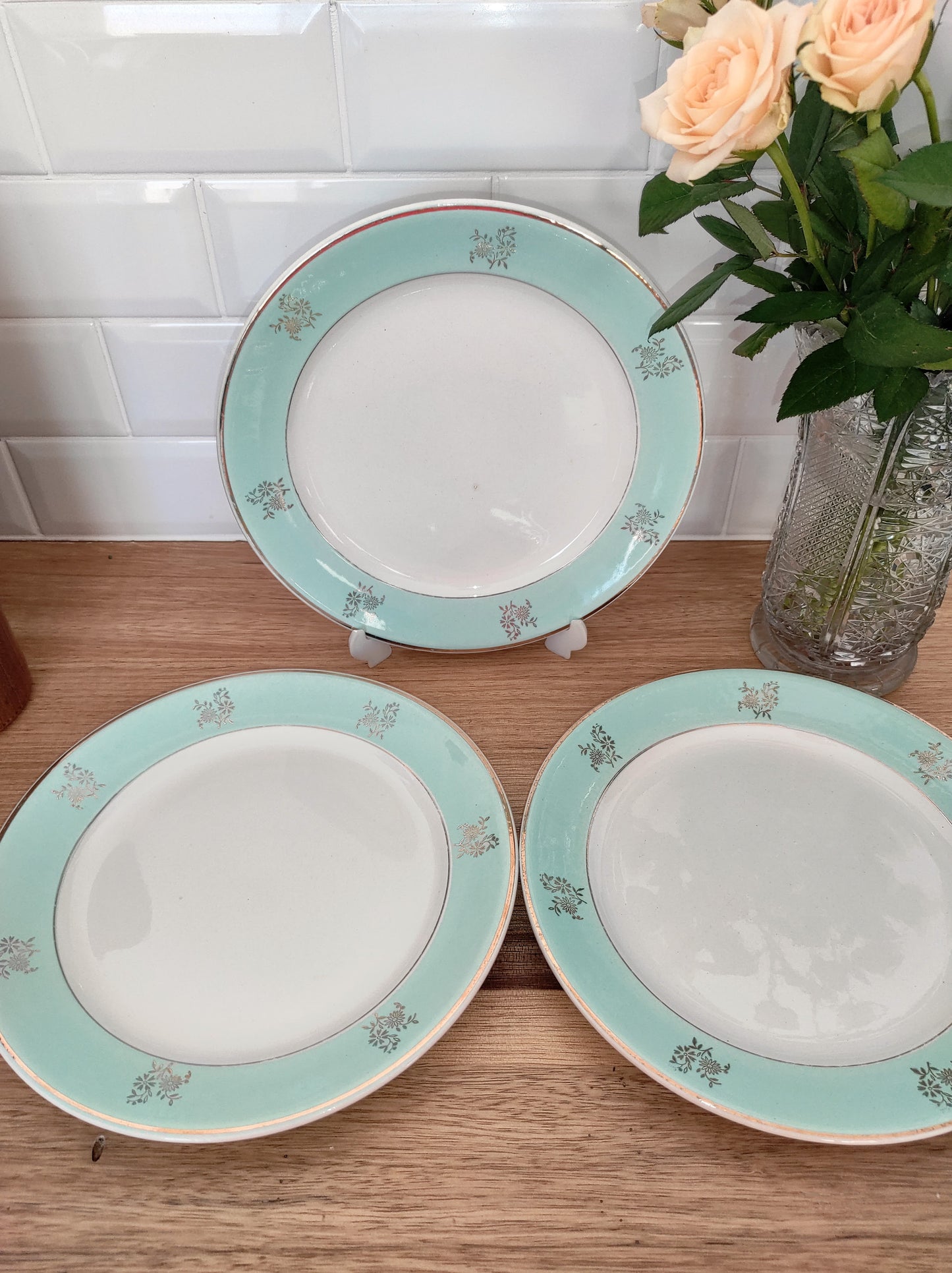 Set de 3 anciennes assiettes plates en demi porcelaine LUNEVILLE KG.