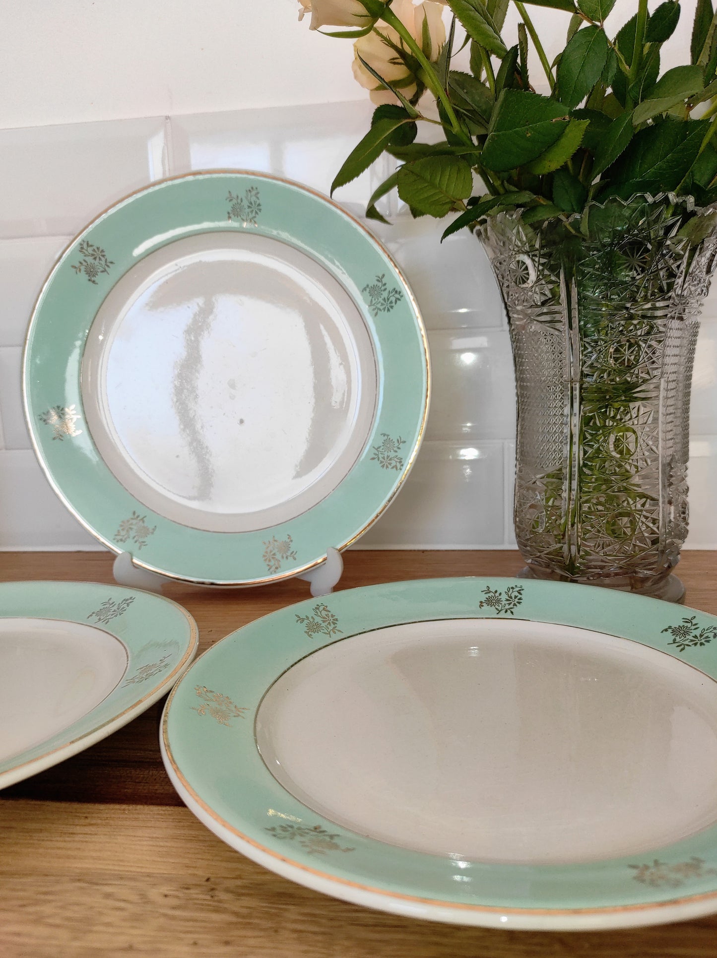 Set de 3 anciennes assiettes plates en demi porcelaine LUNEVILLE KG. Ce joli set de 5 assiettes plates en demi porcelaine Lunéville KG modèle Vendôme de couleur bleu céladon et aux motifs fleuris dorés ajoutera une touche bohême à votre table! Made in France. Assiettes vintage