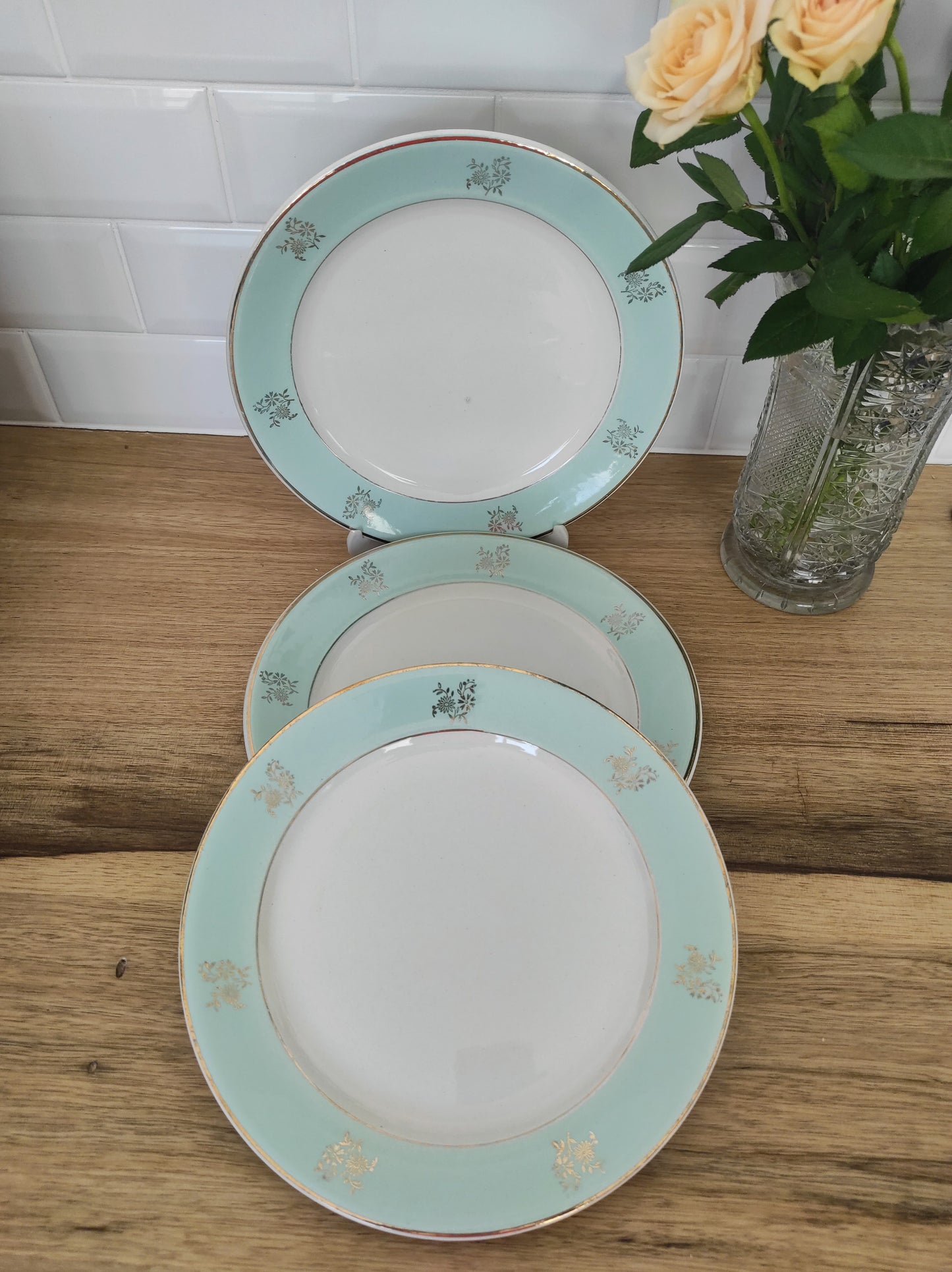 Set de 3 anciennes assiettes plates en demi porcelaine LUNEVILLE KG. Ce joli set de 5 assiettes plates en demi porcelaine Lunéville KG modèle Vendôme de couleur bleu céladon et aux motifs fleuris dorés ajoutera une touche bohême à votre table! Made in France. Assiettes vintage