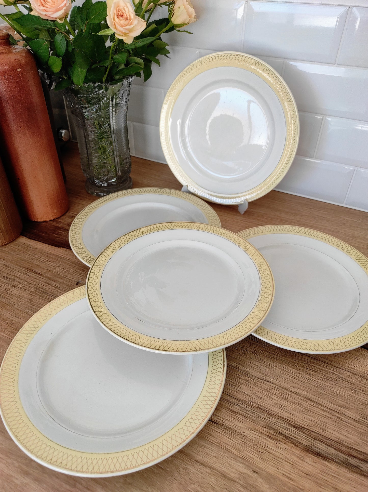 Set de 5 anciennes assiettes plates en céramique Ceranord St Amand. Ce joli set de 5 assiettes plates en céramique Ceranord St Amand semi vitrifié modèle Monaco de couleur jaune soleil et aux motifs art déco dorés aiguillera votre table ! Made in France. Assiettes vintage