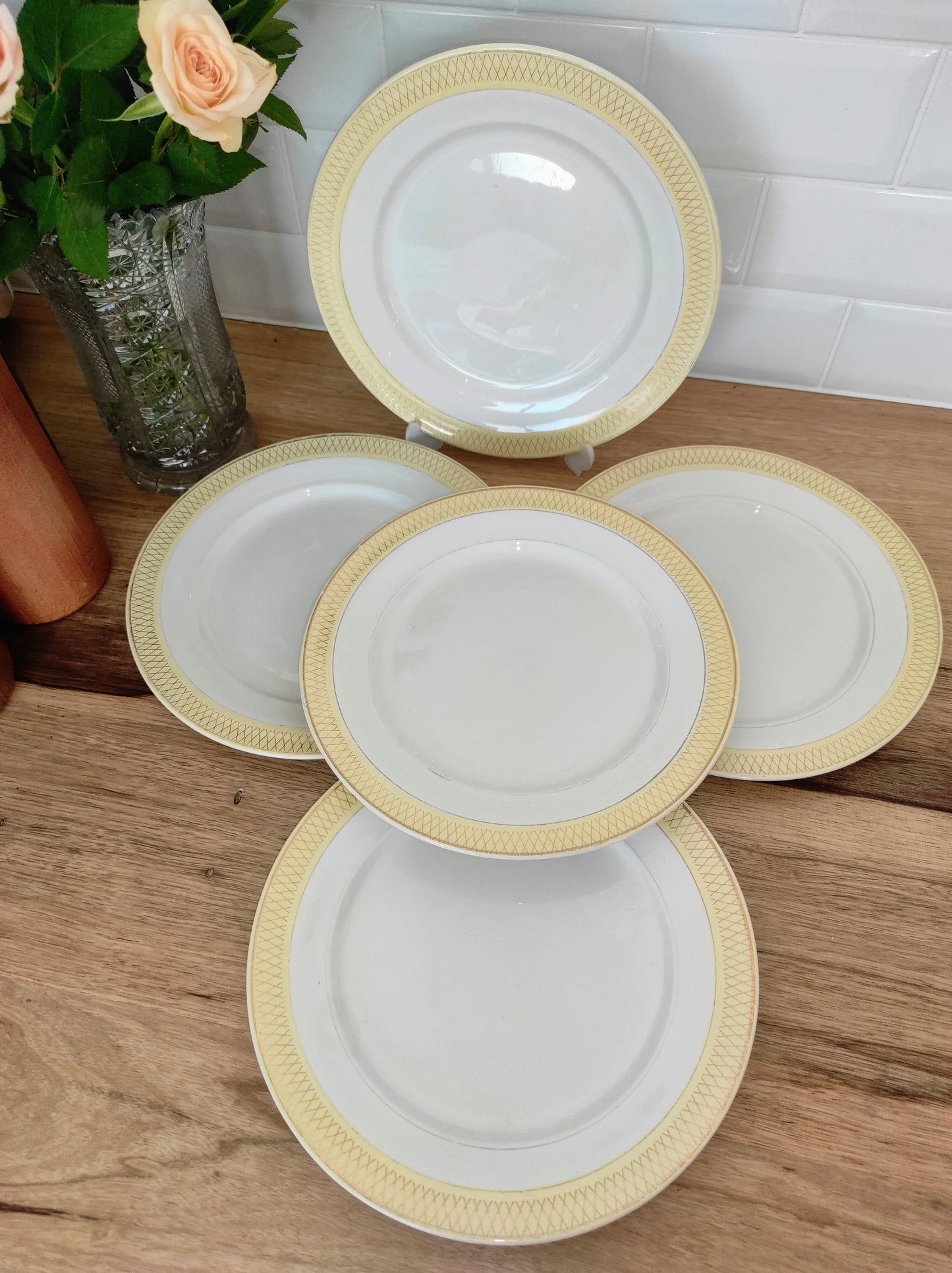 Ce joli set de 5 assiettes plates en céramique Ceranord St Amand semi vitrifié modèle Monaco de couleur jaune soleil et aux motifs art déco dorés aiguillera votre table ! Made in France. Assiettes vinateg