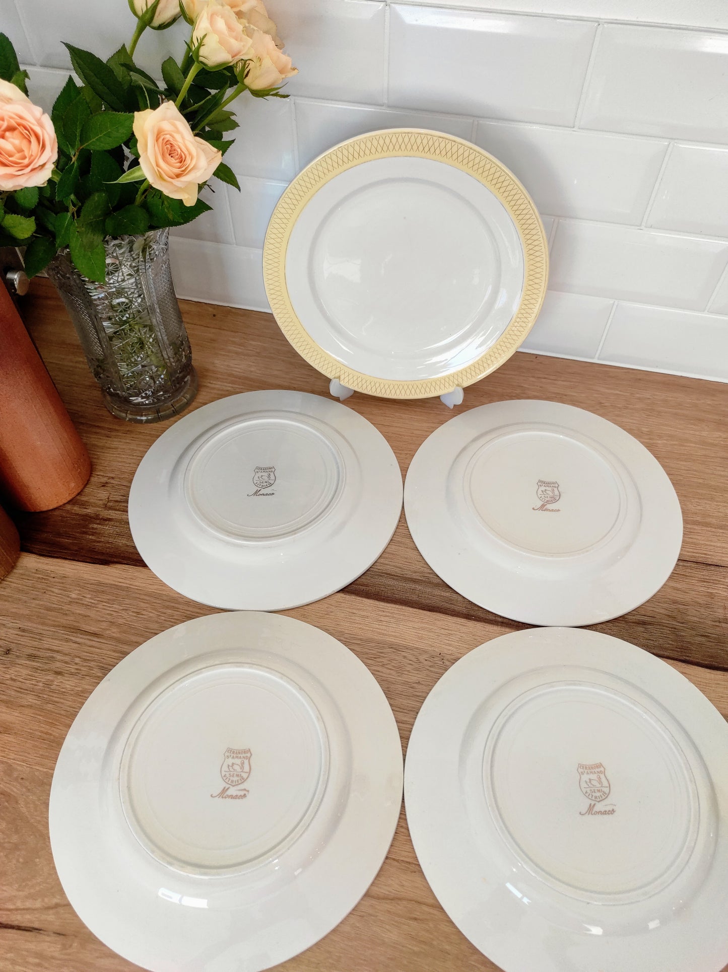 Set de 5 anciennes assiettes plates en céramique Ceranord St Amand.Ce joli set de 5 assiettes plates en céramique Ceranord St Amand semi vitrifié modèle Monaco de couleur jaune soleil et aux motifs art déco dorés aiguillera votre table ! Made in France. Assiettes vintage