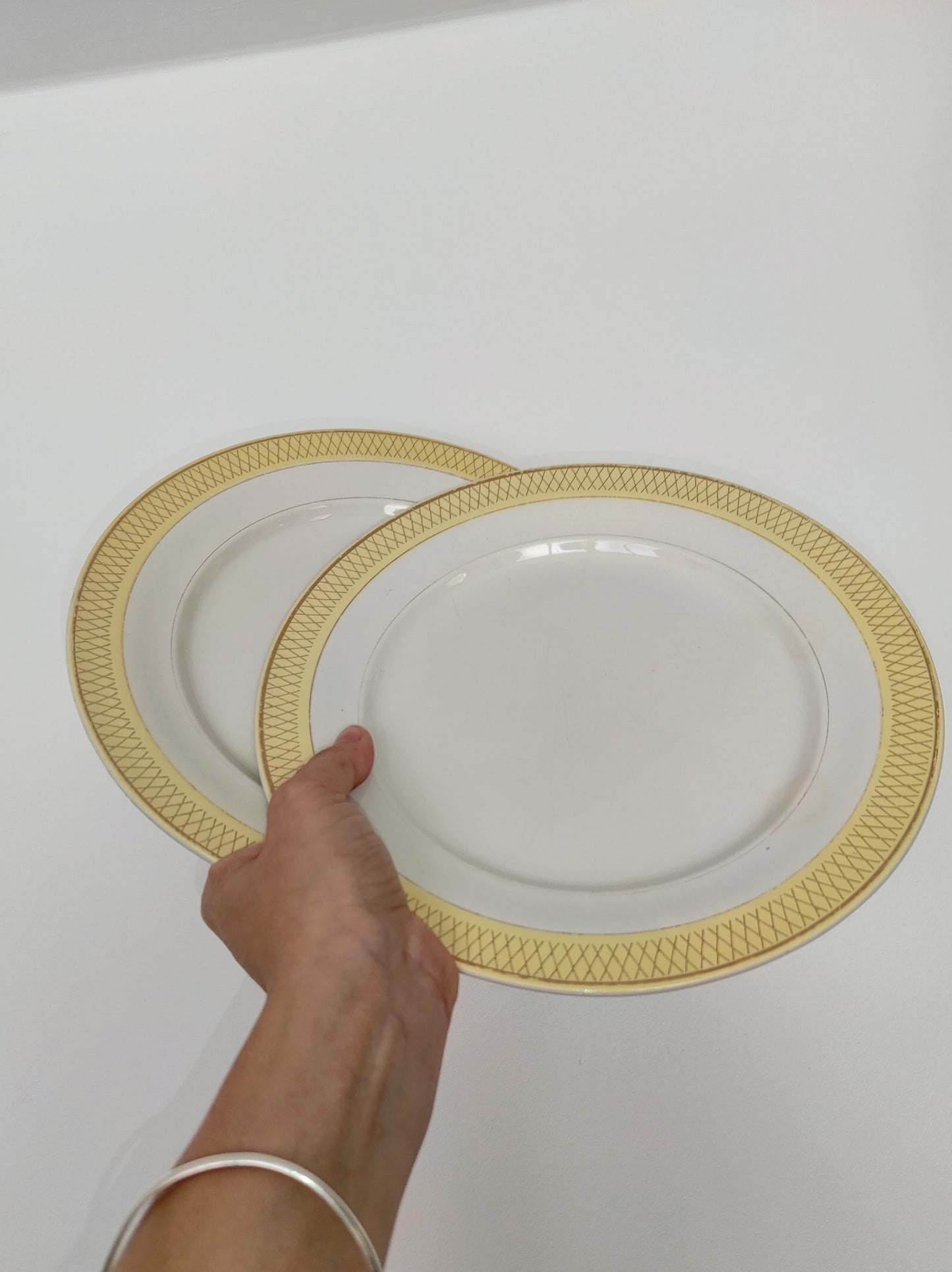 Set de 5 anciennes assiettes plates en céramique Ceranord St Amand. Ce joli set de 5 assiettes plates en céramique Ceranord St Amand semi vitrifié modèle Monaco de couleur jaune soleil et aux motifs art déco dorés aiguillera votre table ! Made in France. Assiettes vintage
