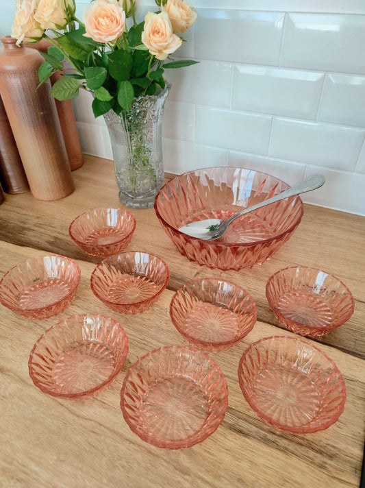 Set saladier et 8 ramequins en verre rose années 60 ARCOROC. Vos desserts, vos salades de fruits ou encore vos sangrias auront un petit coté girly avec ce saladier accompagné de de ses 8 ramequins en verre moulé rose Arcoroc des années 60 ! Made in France, en très bon état, aucun éclat.