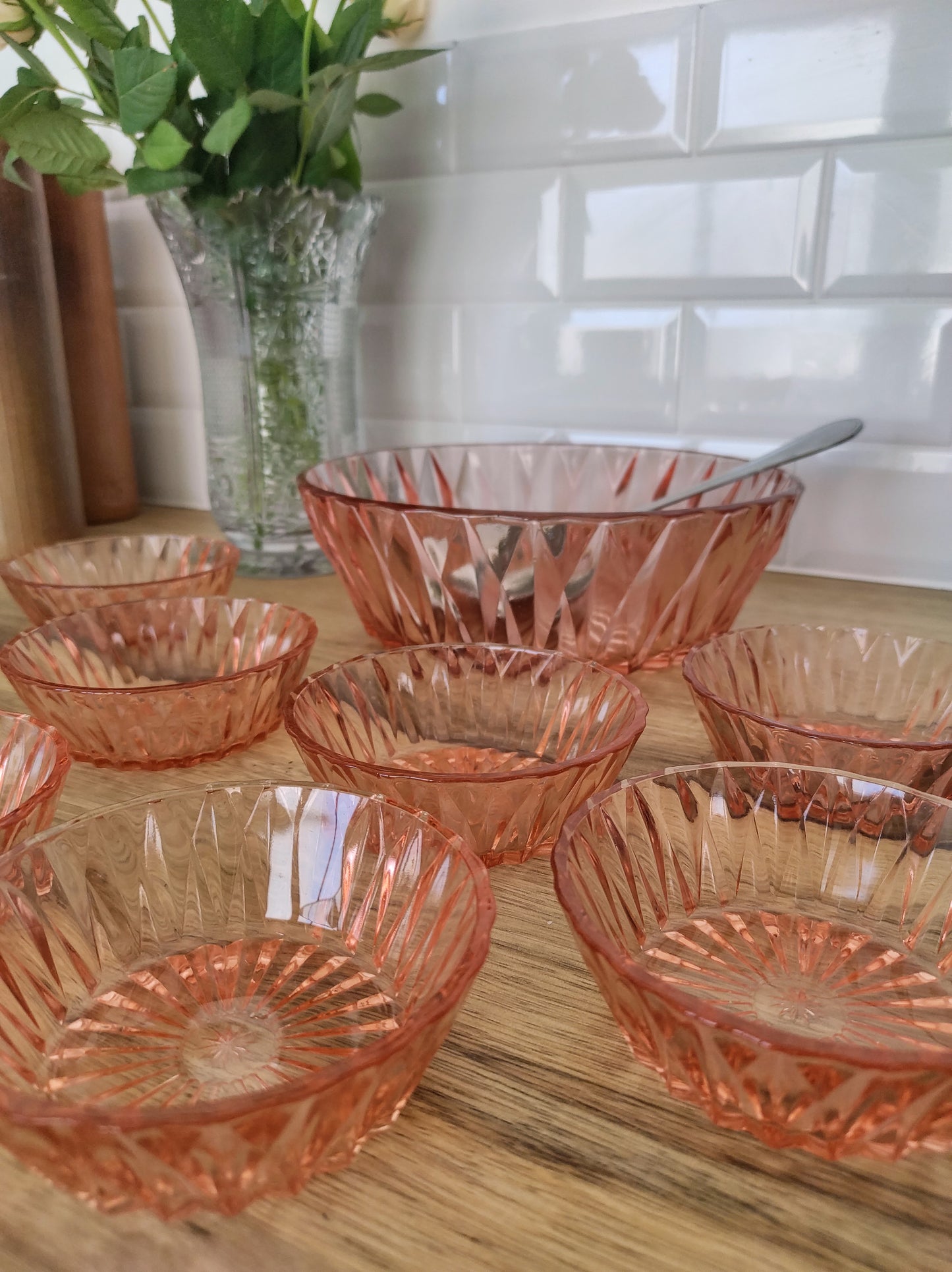 Set saladier et 8 ramequins en verre rose années 60 ARCOROC. Vos desserts, vos salades de fruits ou encore vos sangrias auront un petit coté girly avec ce saladier accompagné de de ses 8 ramequins en verre moulé rose Arcoroc des années 60 ! Made in France, en très bon état, aucun éclat.