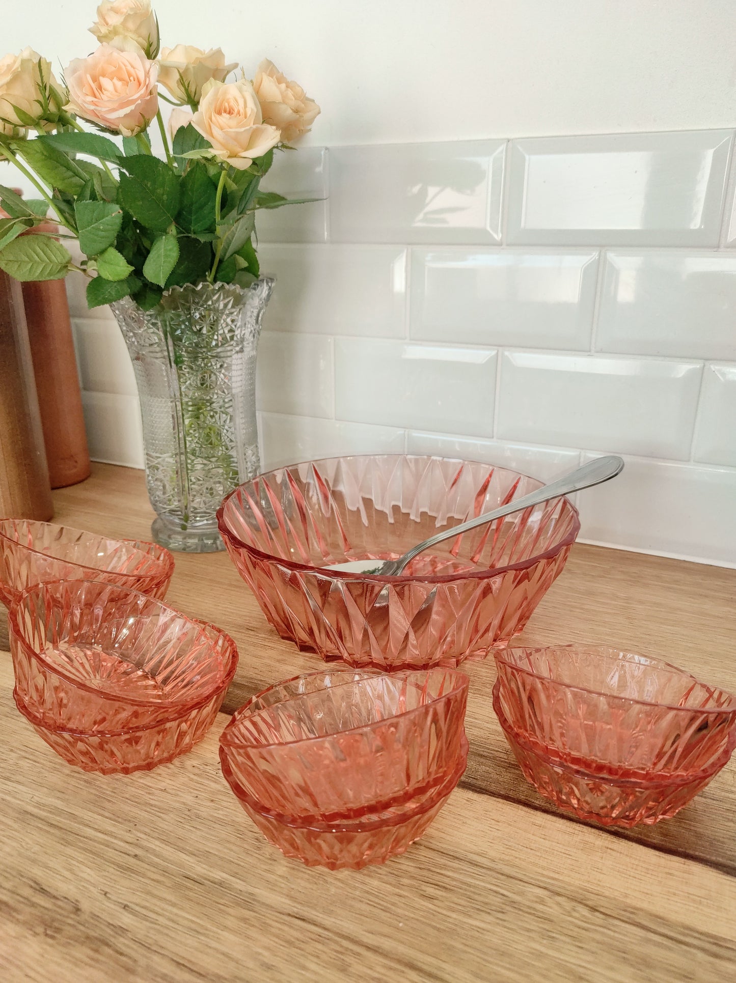 Set saladier et 8 ramequins en verre rose années 60 ARCOROC. Vos desserts, vos salades de fruits ou encore vos sangrias auront un petit coté girly avec ce saladier accompagné de de ses 8 ramequins en verre moulé rose Arcoroc des années 60 ! Made in France, en très bon état, aucun éclat.