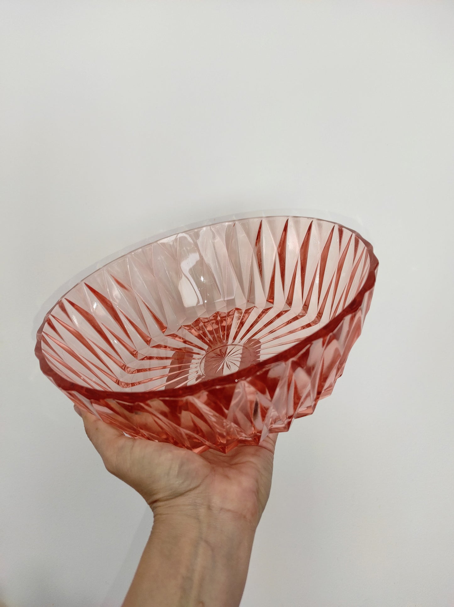 Set saladier et 8 ramequins en verre rose années 60 ARCOROC. Vos desserts, vos salades de fruits ou encore vos sangrias auront un petit coté girly avec ce saladier accompagné de de ses 8 ramequins en verre moulé rose Arcoroc des années 60 ! Made in France, en très bon état, aucun éclat.