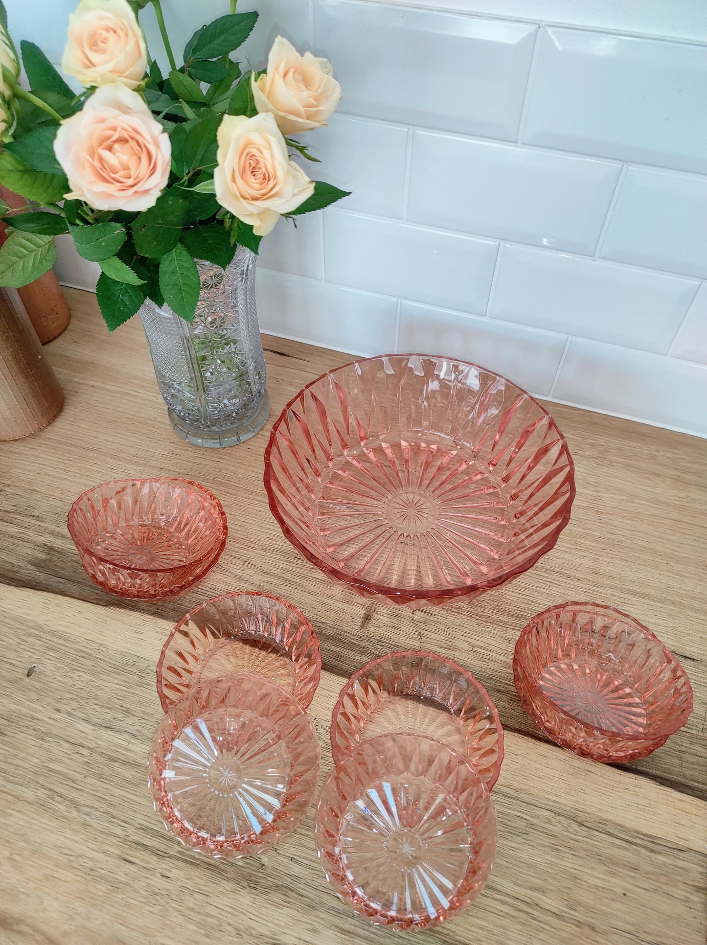 Set saladier et 8 ramequins en verre rose années 60 ARCOROC. Vos desserts, vos salades de fruits ou encore vos sangrias auront un petit coté girly avec ce saladier accompagné de de ses 8 ramequins en verre moulé rose Arcoroc des années 60 ! Made in France, en très bon état, aucun éclat.