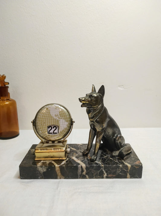 Ancien calendrier perpétuel en marbre et régule. Attention Rex monte la garde et surveille la date du jour ! Avec cet ancien calendrier perpétuel en régule monté sur un marbre gris foncé et blanc qui donnera un air vintage à votre bureau vous ne changerais plus de calendrier tous les ans ! Malgré des traces du temps il est en très bon état. Calendrier vintage