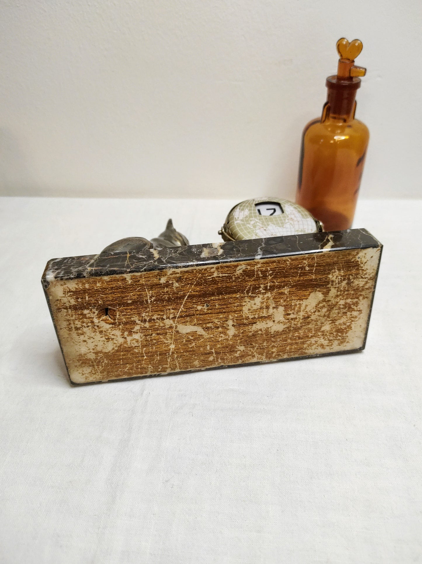 Ancien calendrier perpétuel en marbre et régule.Attention Rex monte la garde et surveille la date du jour ! Avec cet ancien calendrier perpétuel en régule monté sur un marbre gris foncé et blanc qui donnera un air vintage à votre bureau vous ne changerais plus de calendrier tous les ans ! Malgré des traces du temps il est en très bon état. Calendrier vintage
