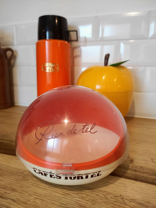 Ancien sucrier de comptoir en plastique orange vintage. Vous prendrez bien un p'tit café ? Avec ou sans sucre, cet ancien sucrier de comptoir de bistrot des années 70 des "CAFE TORTEL" en plastique orange et beige fera à coup sur parler de lui au moins l'espace d'un instant ! En très bon état, quelques rayures d'usage.