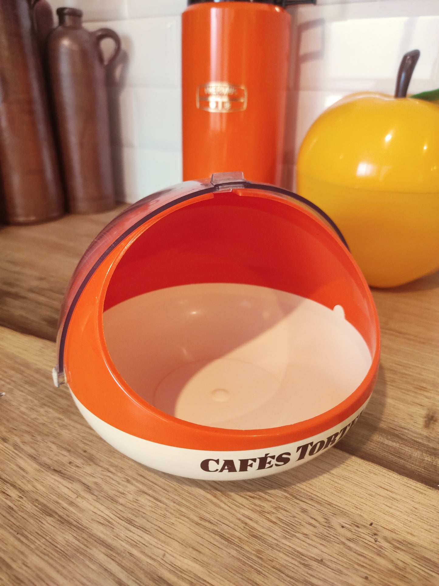 Ancien sucrier de comptoir en plastique orange vintage. Vous prendrez bien un p'tit café ? Avec ou sans sucre, cet ancien sucrier de comptoir de bistrot des années 70 des "CAFE TORTEL" en plastique orange et beige fera à coup sur parler de lui au moins l'espace d'un instant ! En très bon état, quelques rayures d'usage.