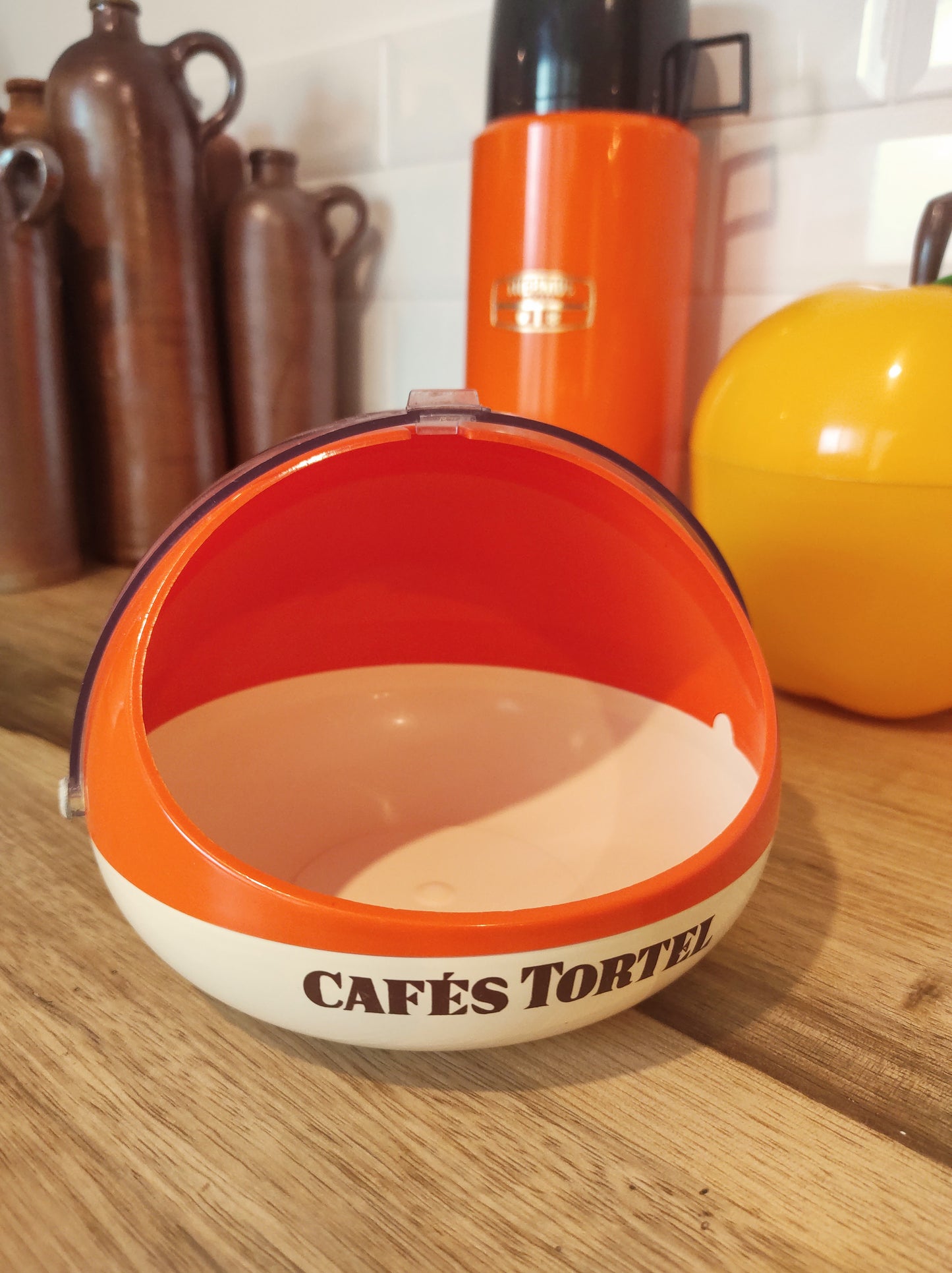 Ancien sucrier de comptoir en plastique orange vintage. Vous prendrez bien un p'tit café ? Avec ou sans sucre, cet ancien sucrier de comptoir de bistrot des années 70 des "CAFE TORTEL" en plastique orange et beige fera à coup sur parler de lui au moins l'espace d'un instant ! En très bon état, quelques rayures d'usage.