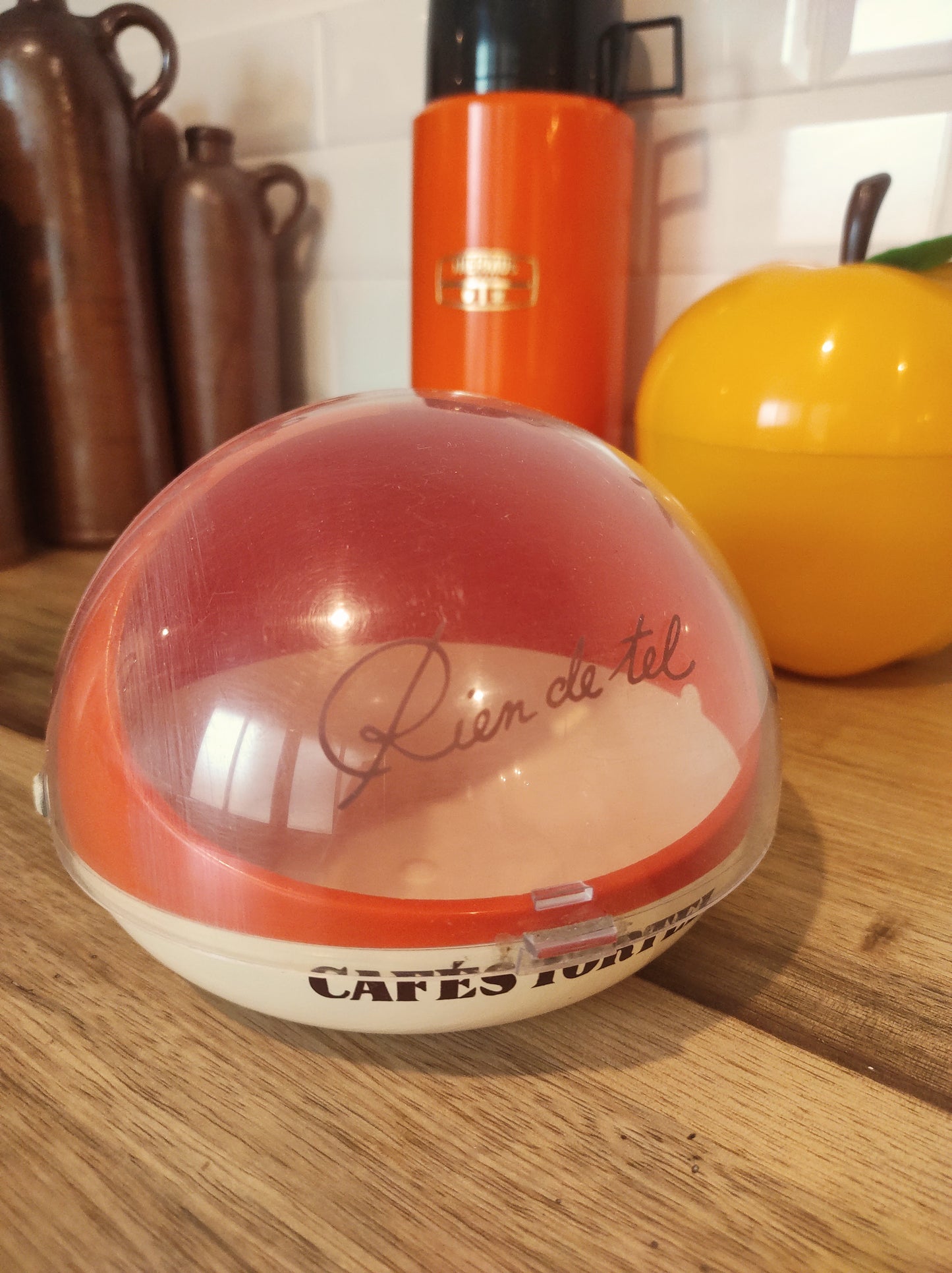 Ancien sucrier de comptoir en plastique orange vintage. Vous prendrez bien un p'tit café ? Avec ou sans sucre, cet ancien sucrier de comptoir de bistrot des années 70 des "CAFE TORTEL" en plastique orange et beige fera à coup sur parler de lui au moins l'espace d'un instant ! En très bon état, quelques rayures d'usage.
